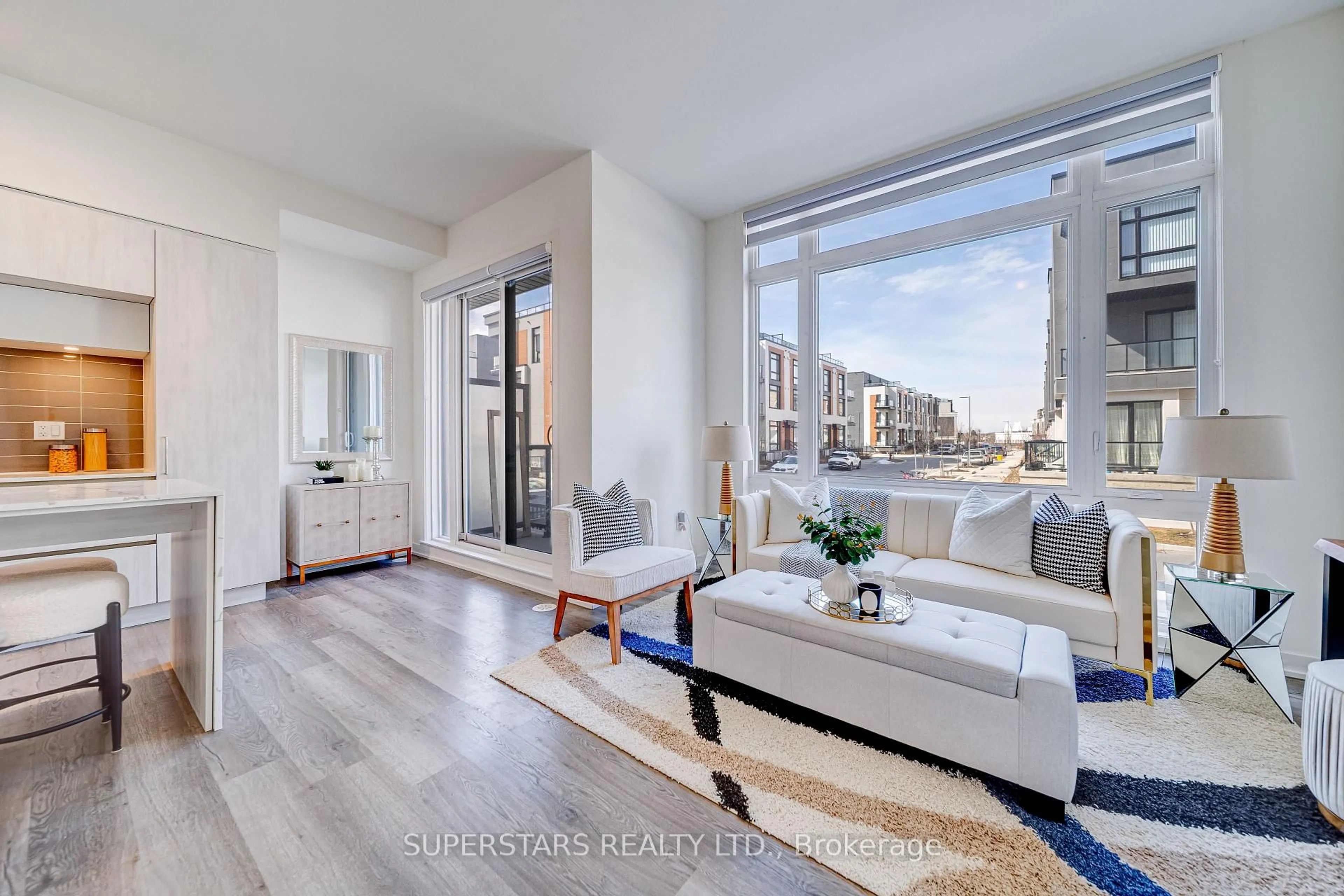 Living room with furniture, unknown for 5 Steckley House Lane #705, Richmond Hill Ontario L4S 0N2