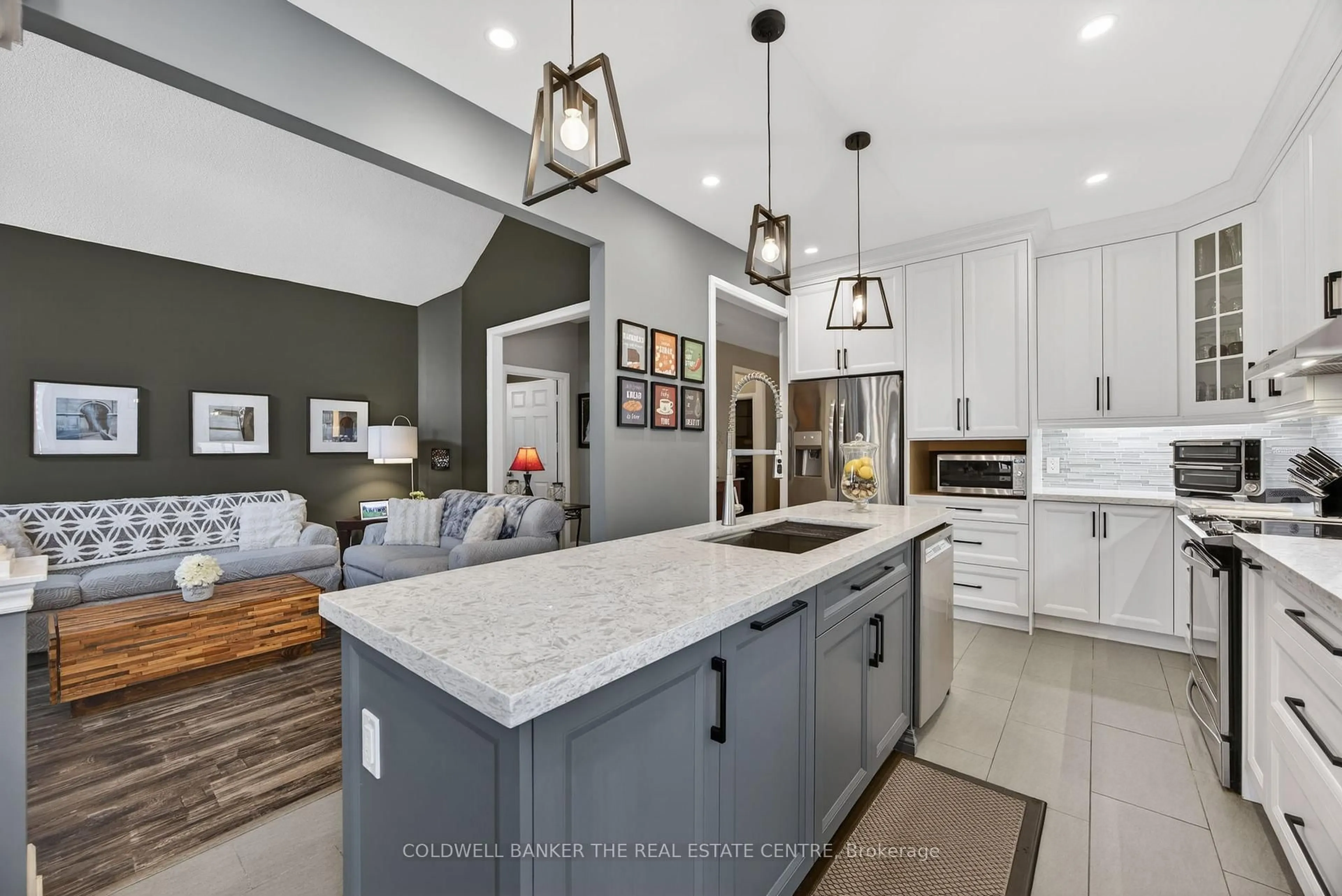 Open concept kitchen, unknown for 33 Booth St, Bradford West Gwillimbury Ontario L3Z 0A4