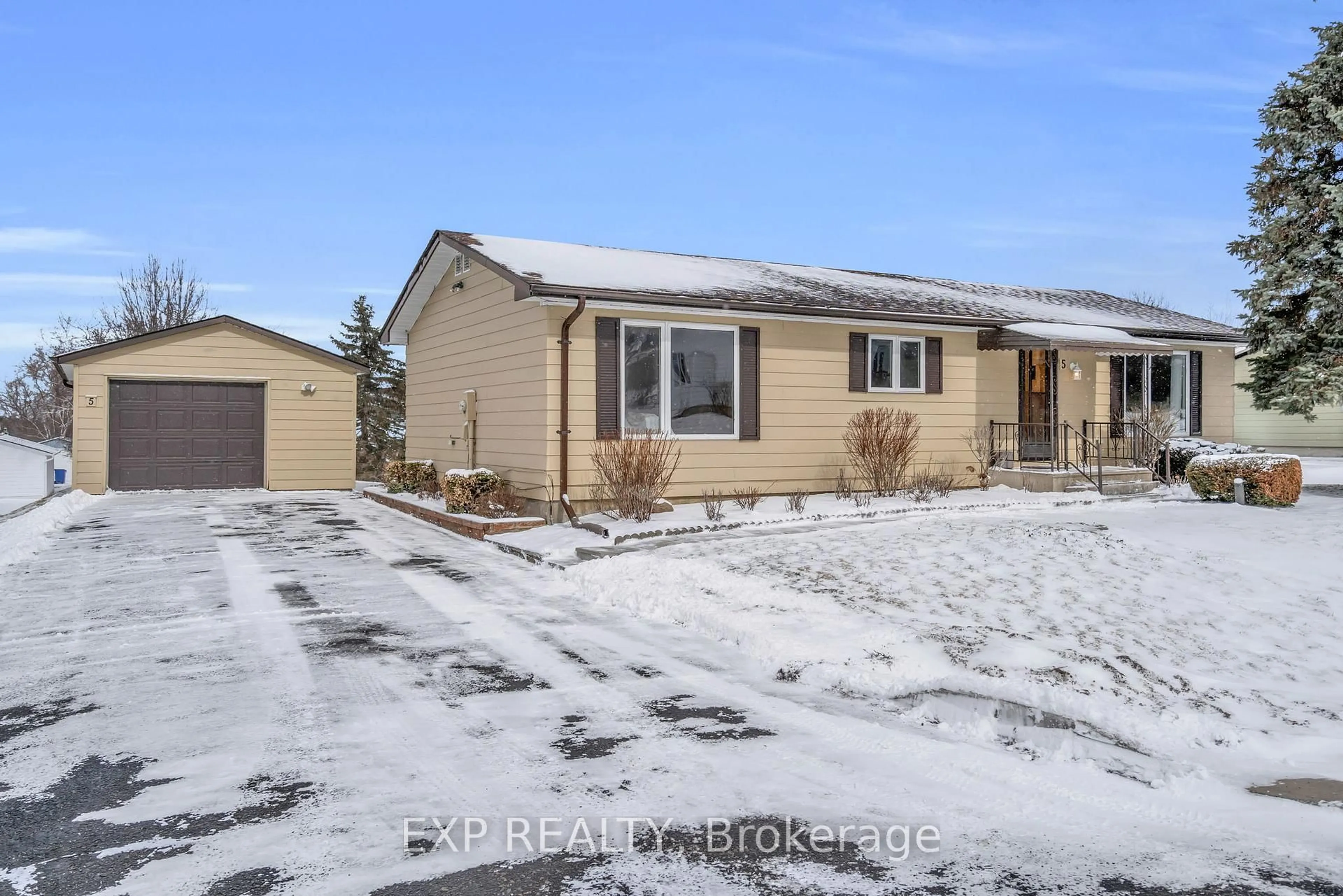 A pic from outside/outdoor area/front of a property/back of a property/a pic from drone, street for 5 Inlet Crt, Georgina Ontario L0E 1R0
