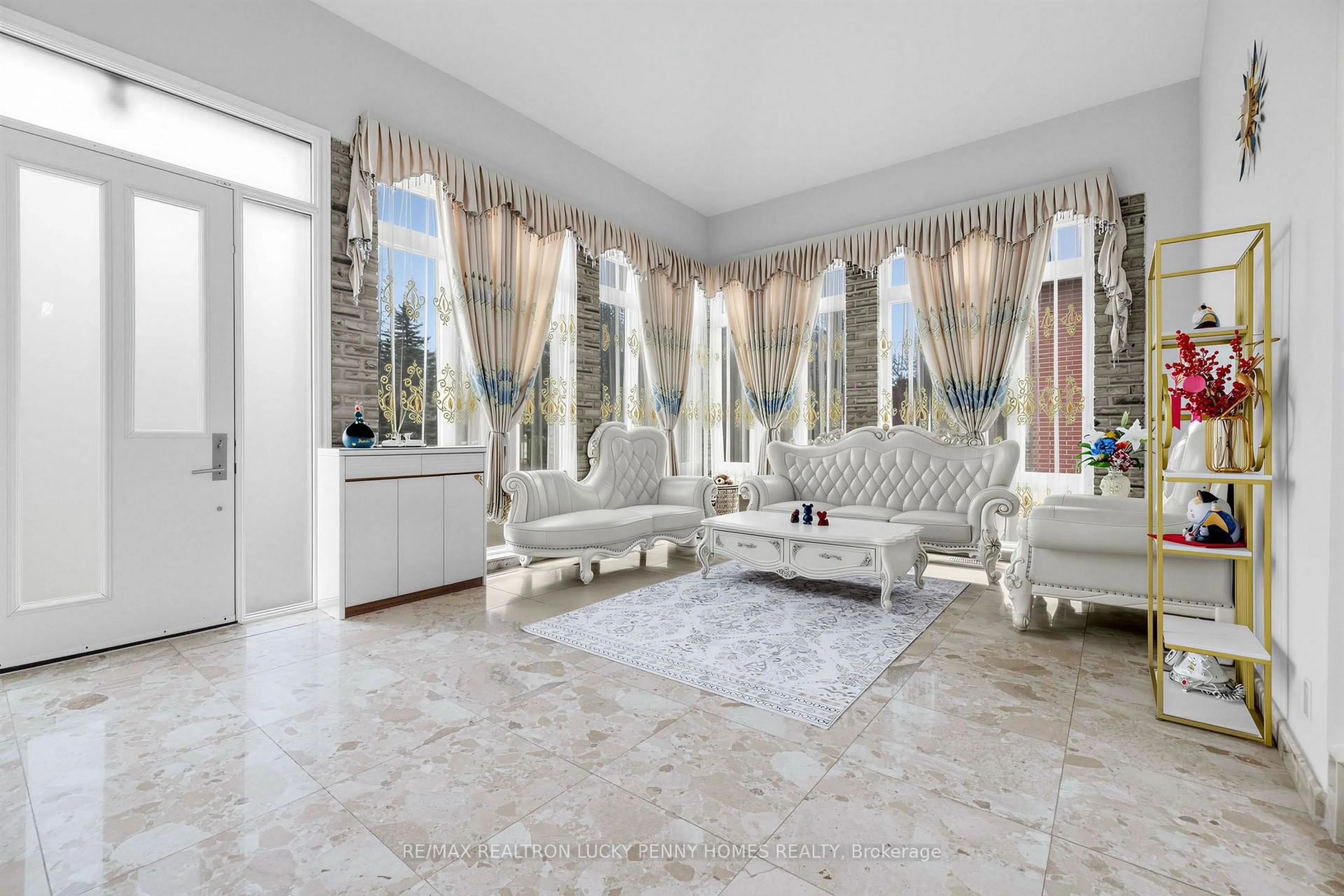 Living room with furniture, ceramic/tile floor for 23 Montgomery Crt, Markham Ontario L3R 0C4