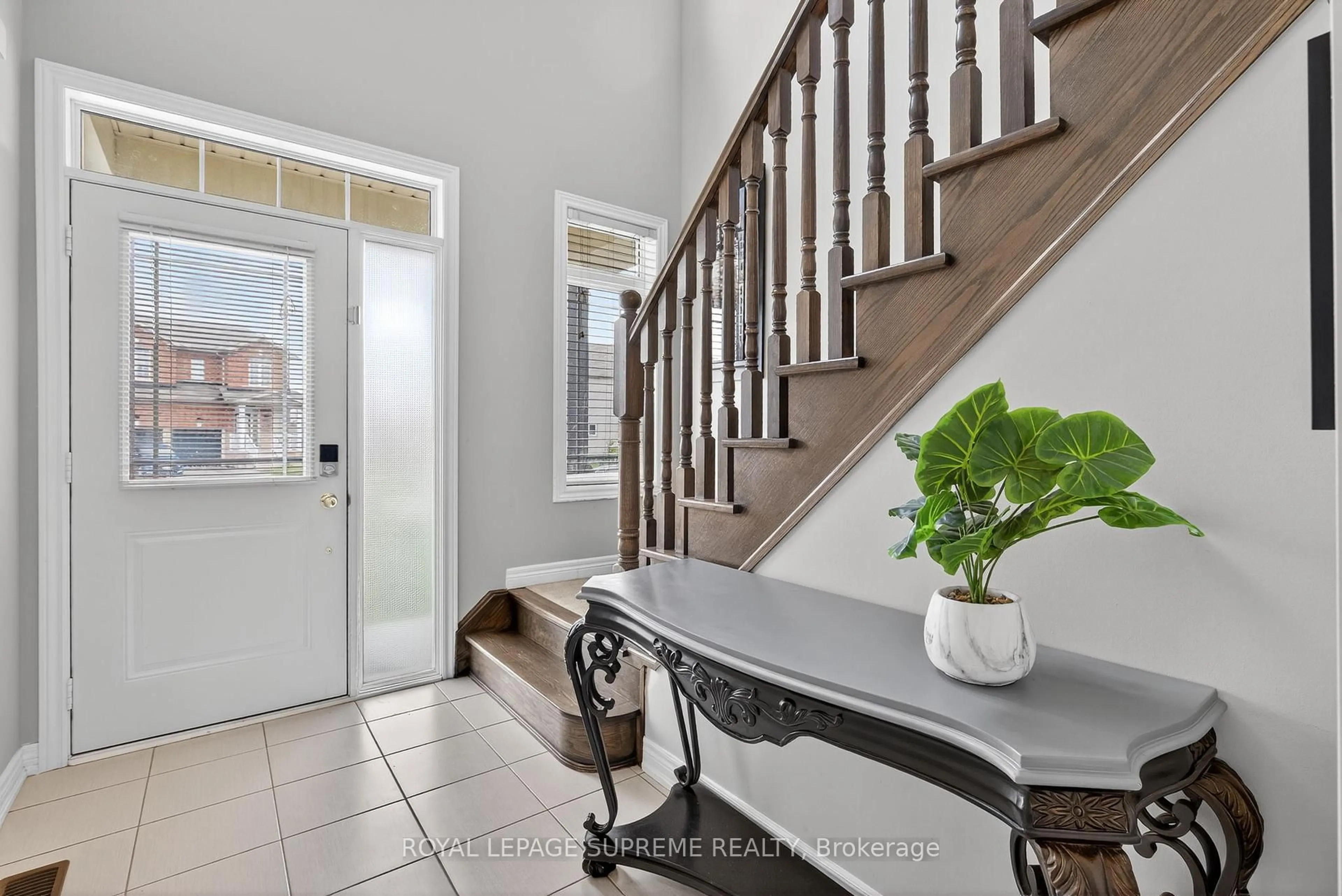 Indoor entryway for 28 Mandley St, Essa Ontario L3W 0B6