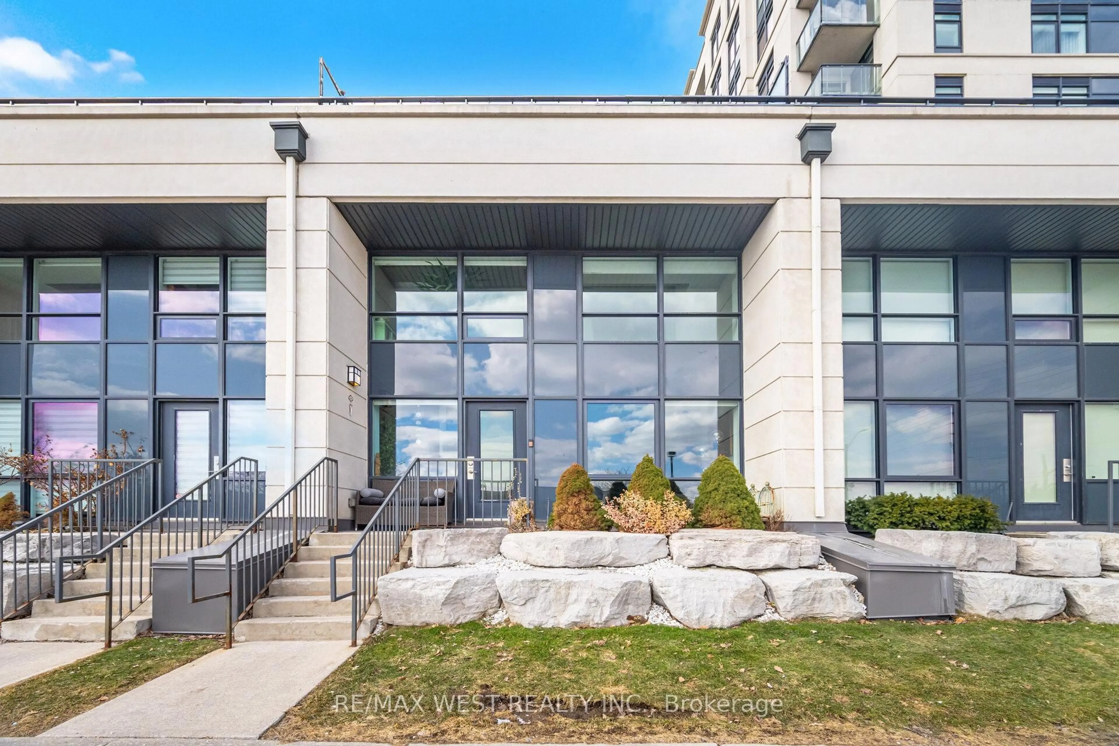 Patio, building for 12 Woodstream Blvd #110, Vaughan Ontario L4L 8C3