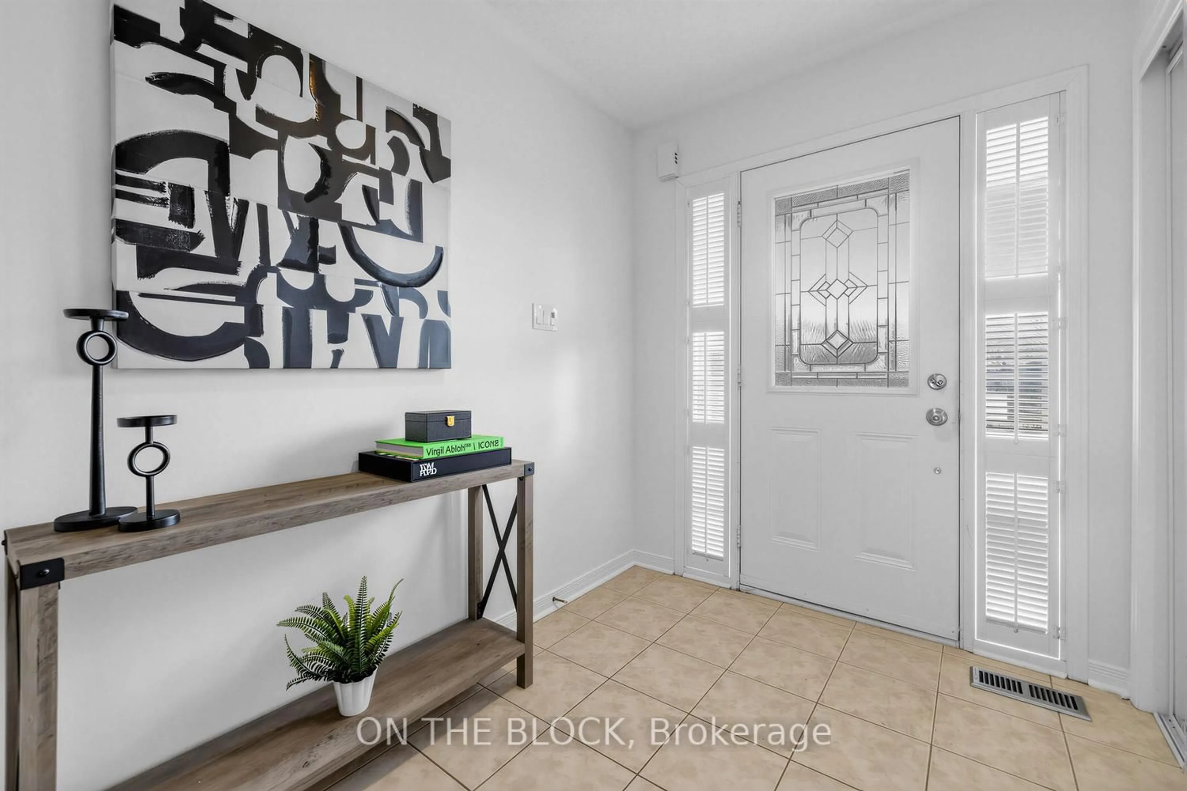 Indoor entryway for 9 Hammill Hts, East Gwillimbury Ontario L0G 1M0