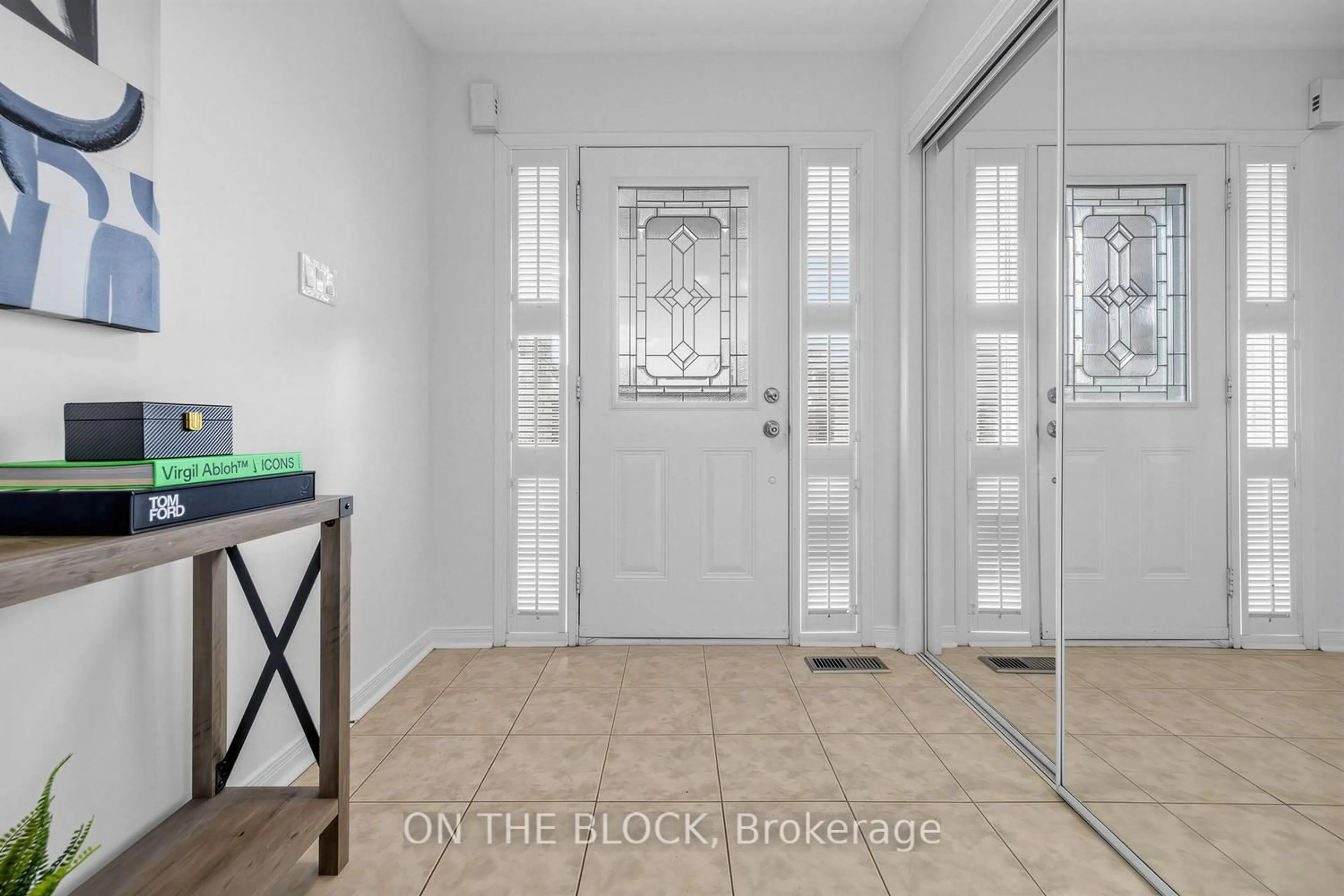 Indoor entryway for 9 Hammill Hts, East Gwillimbury Ontario L0G 1M0