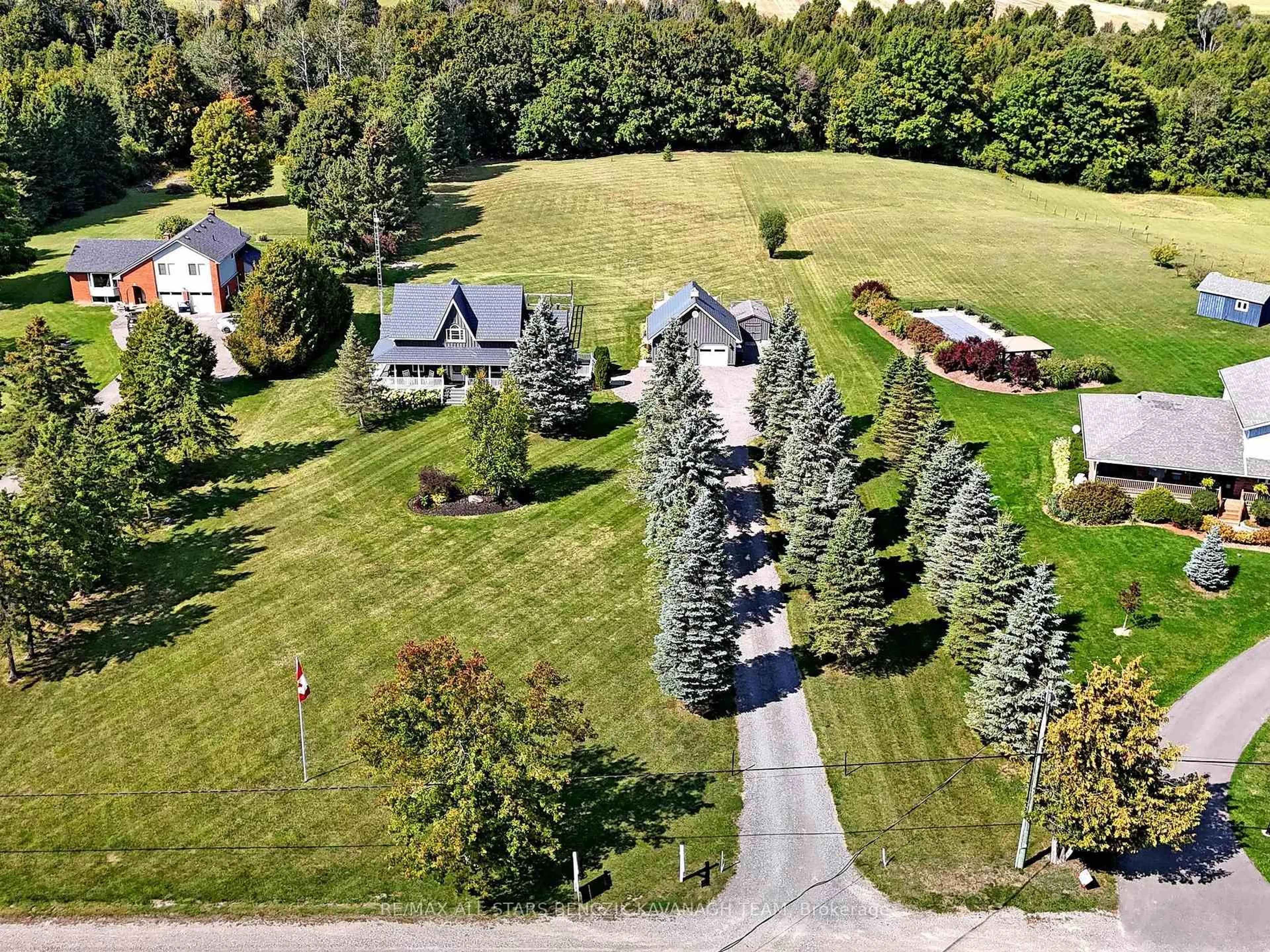 A pic from outside/outdoor area/front of a property/back of a property/a pic from drone, unknown for 736 Regional Road 13, Uxbridge Ontario L9P 1R2