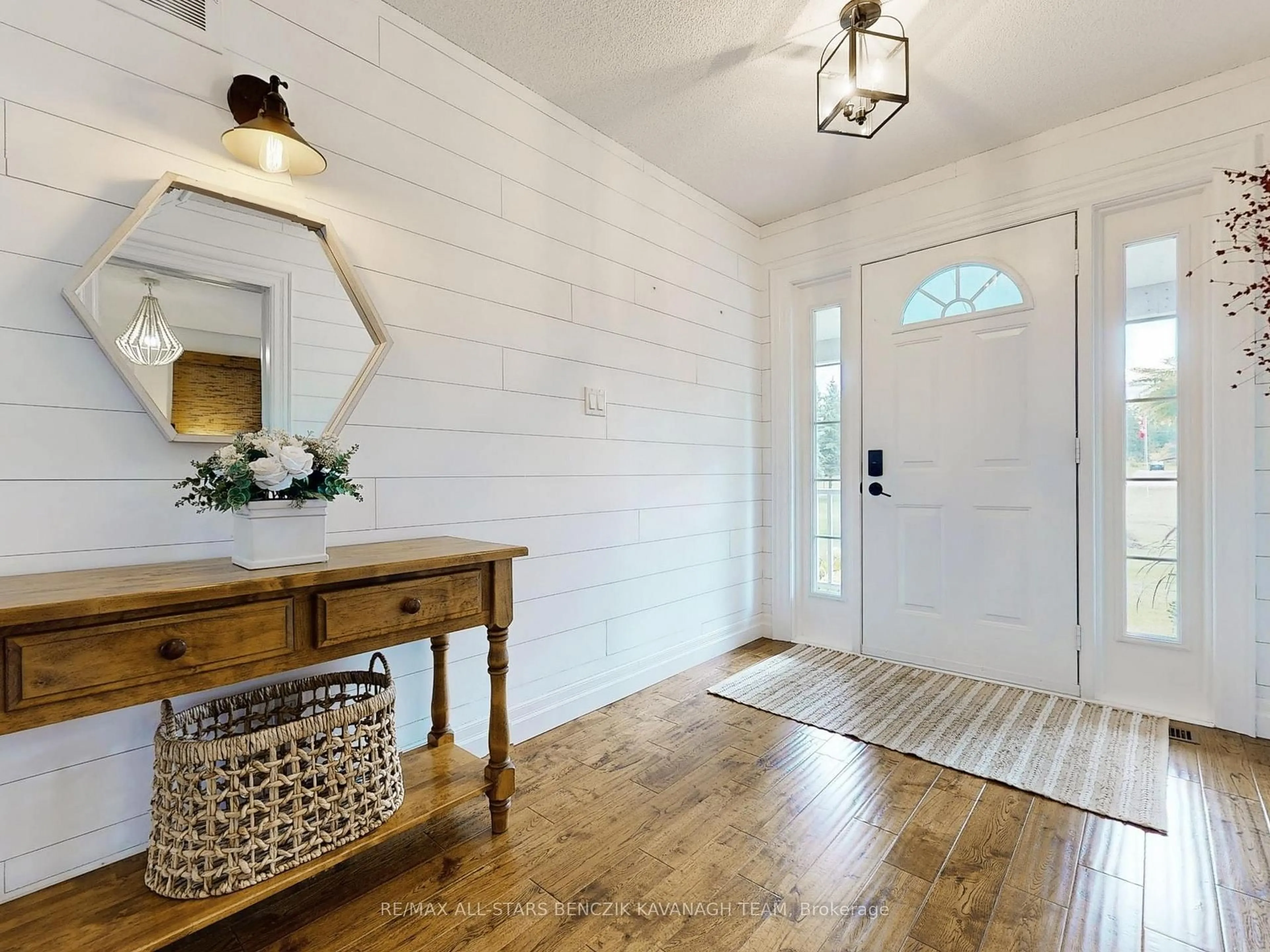 Indoor entryway for 736 Regional Road 13, Uxbridge Ontario L9P 1R2