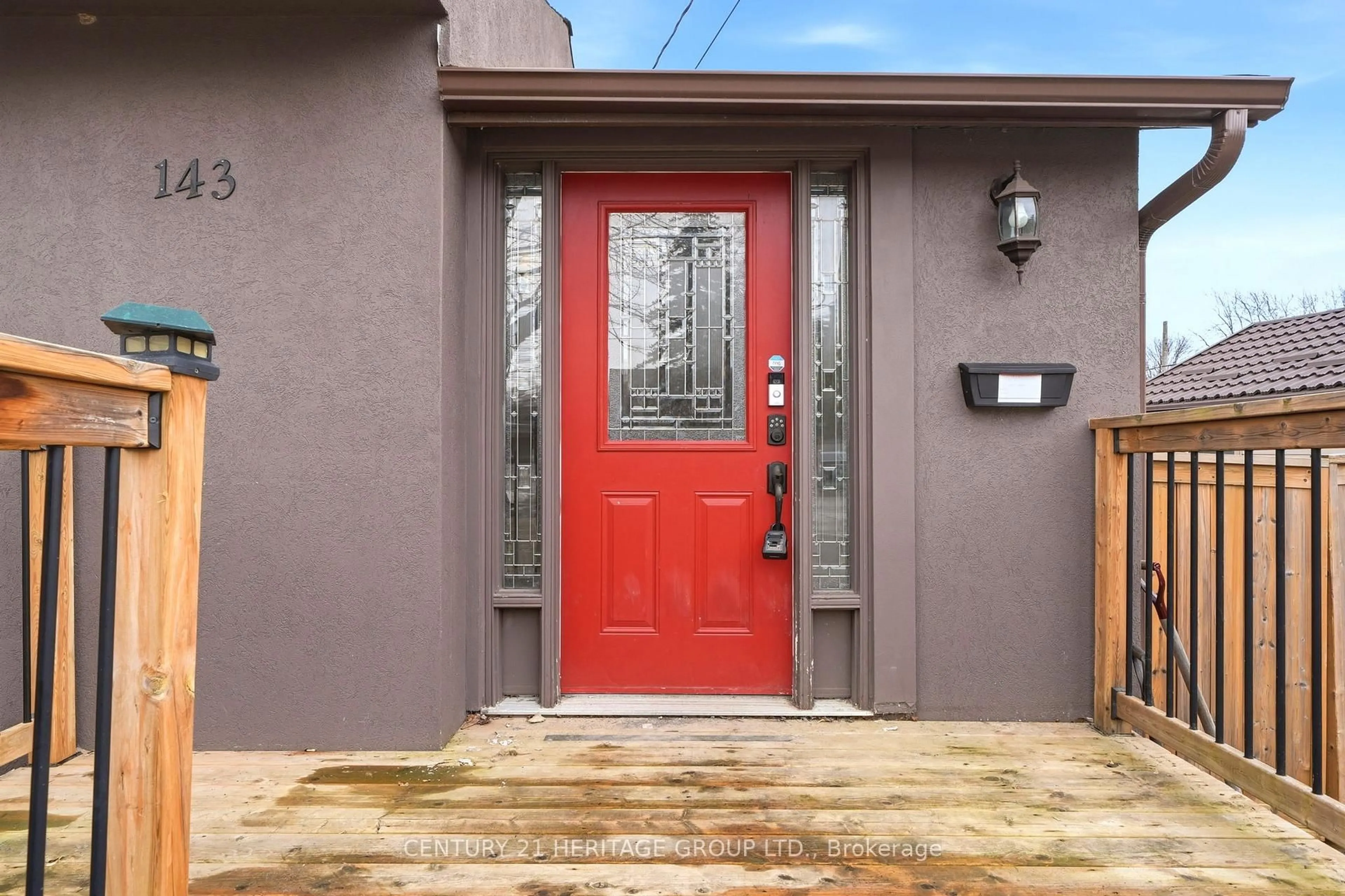 Indoor entryway for 143 Silas Blvd, Georgina Ontario L4P 2K2