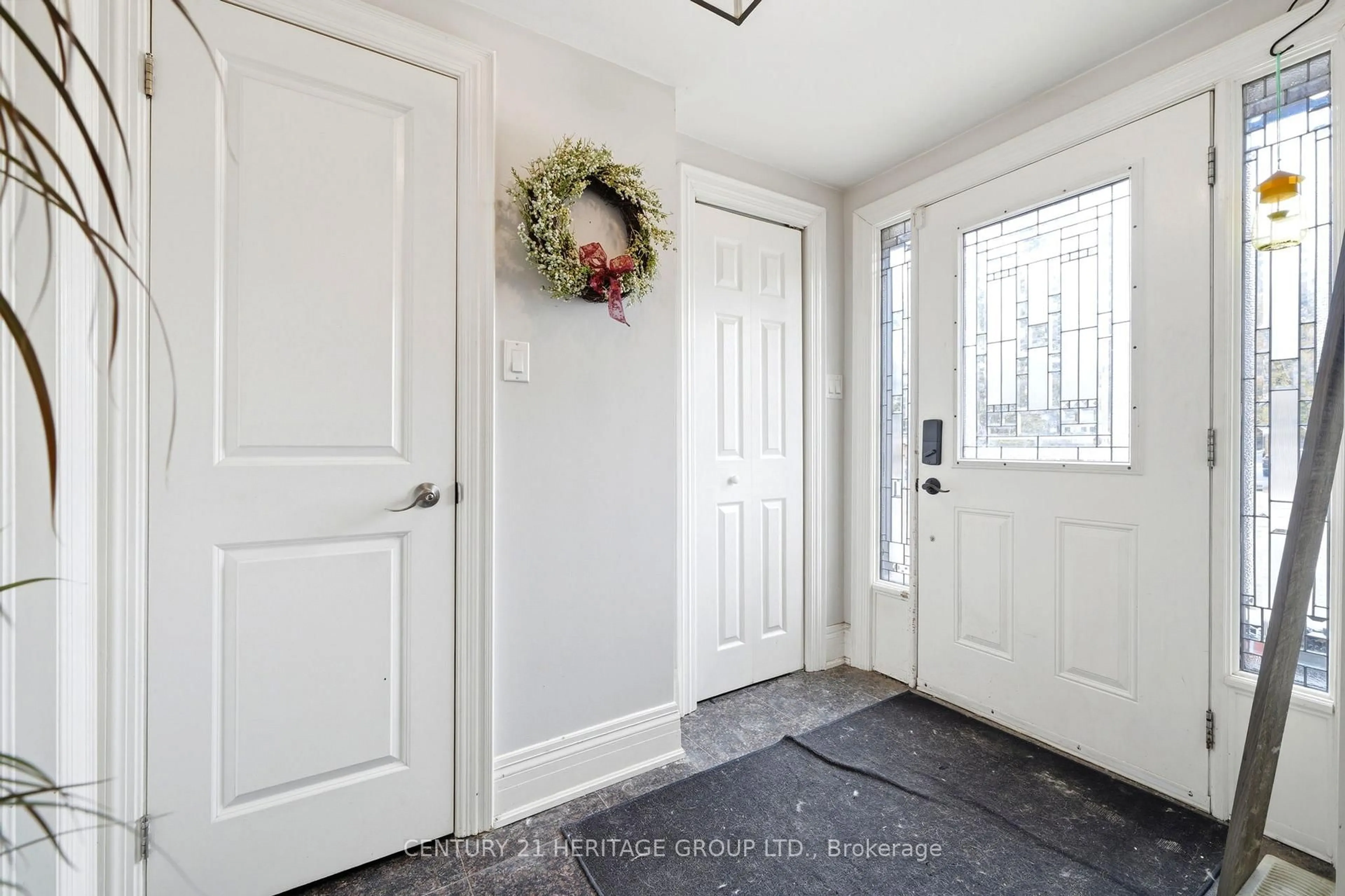 Indoor entryway for 143 Silas Blvd, Georgina Ontario L4P 2K2