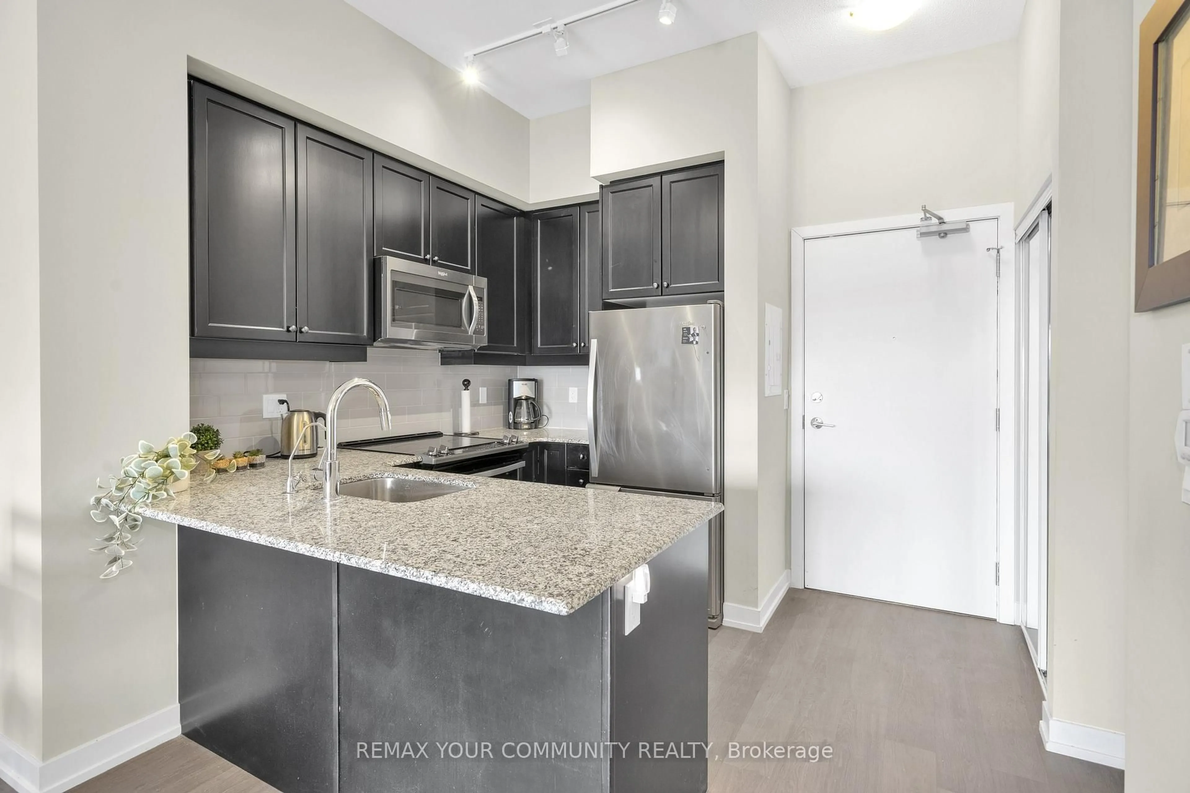 Open concept kitchen, ceramic/tile floor for 555 William Graham Dr #PH401, Aurora Ontario L4G 3H9