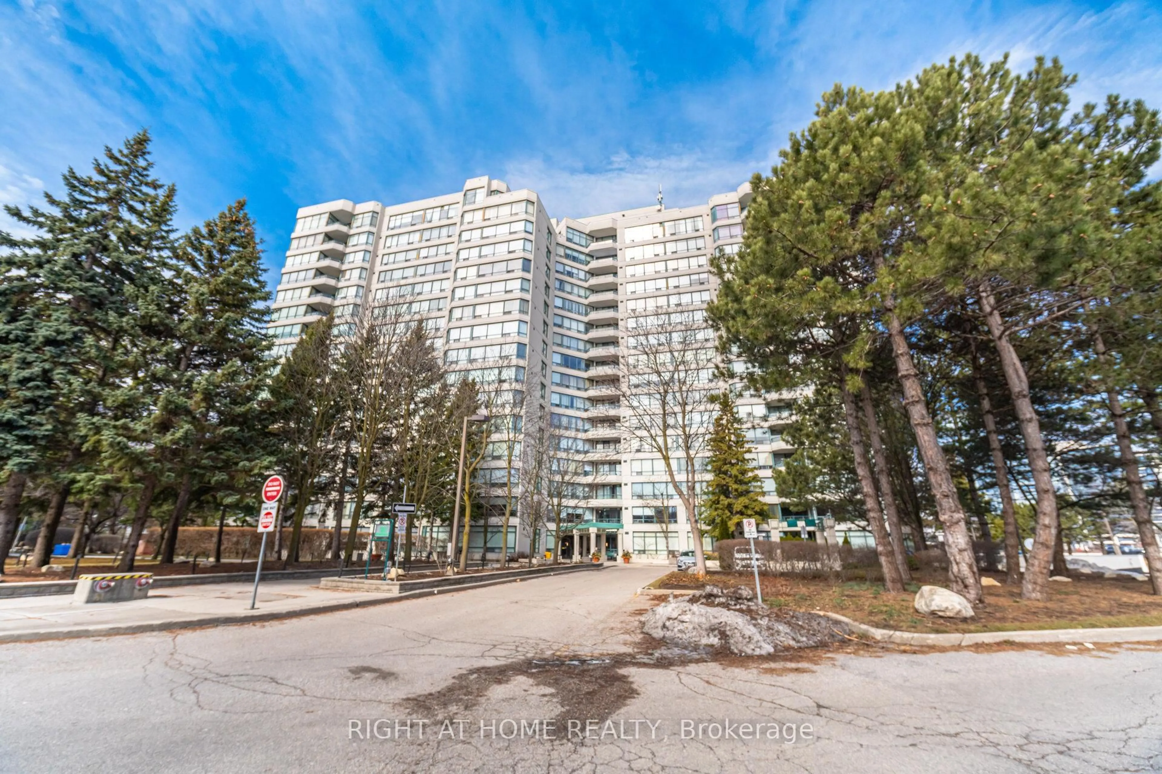 A pic from outside/outdoor area/front of a property/back of a property/a pic from drone, street for 120 Promenade Circ #711, Vaughan Ontario L4J 7W9