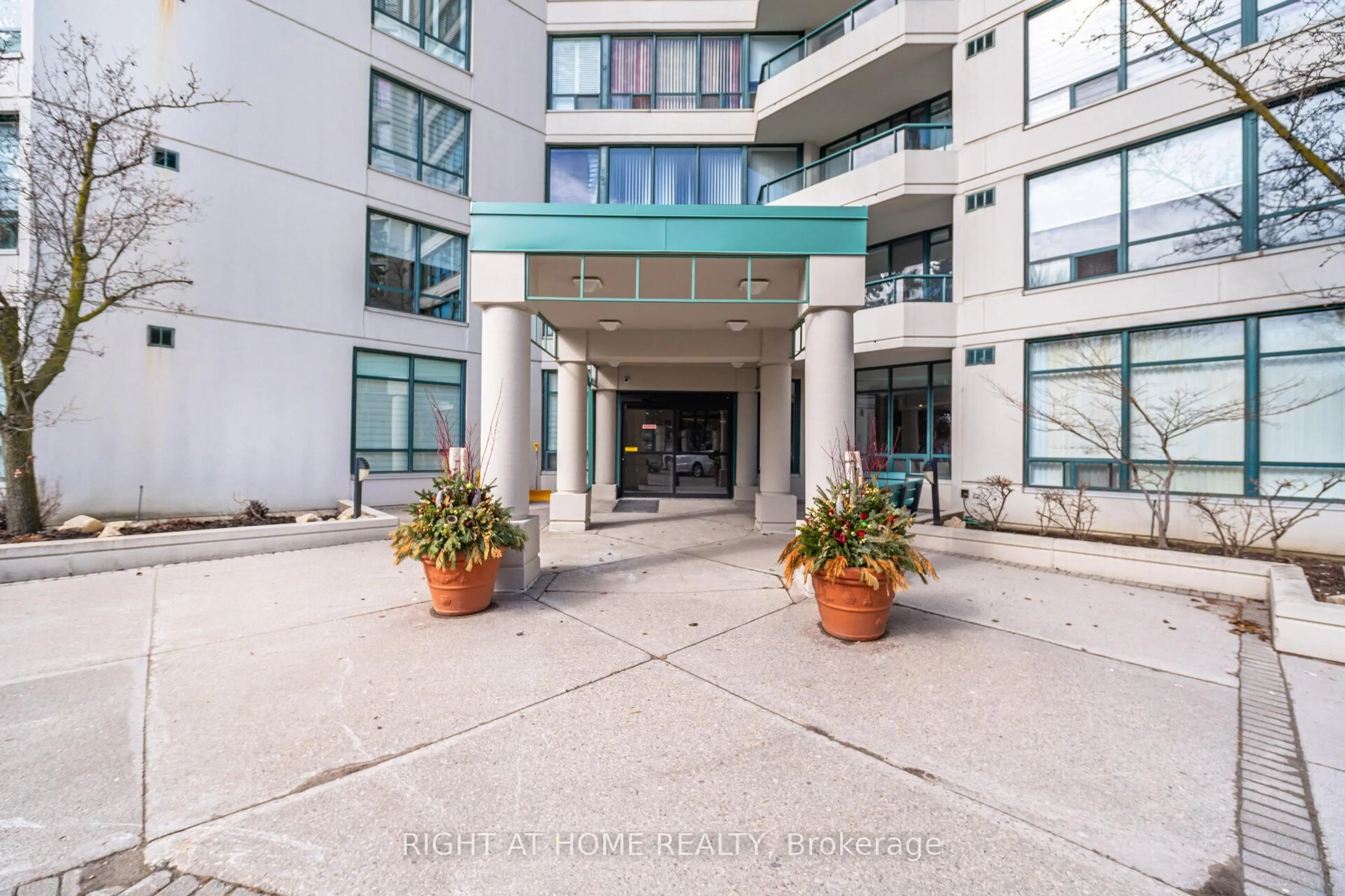 Indoor foyer for 120 Promenade Circ #711, Vaughan Ontario L4J 7W9