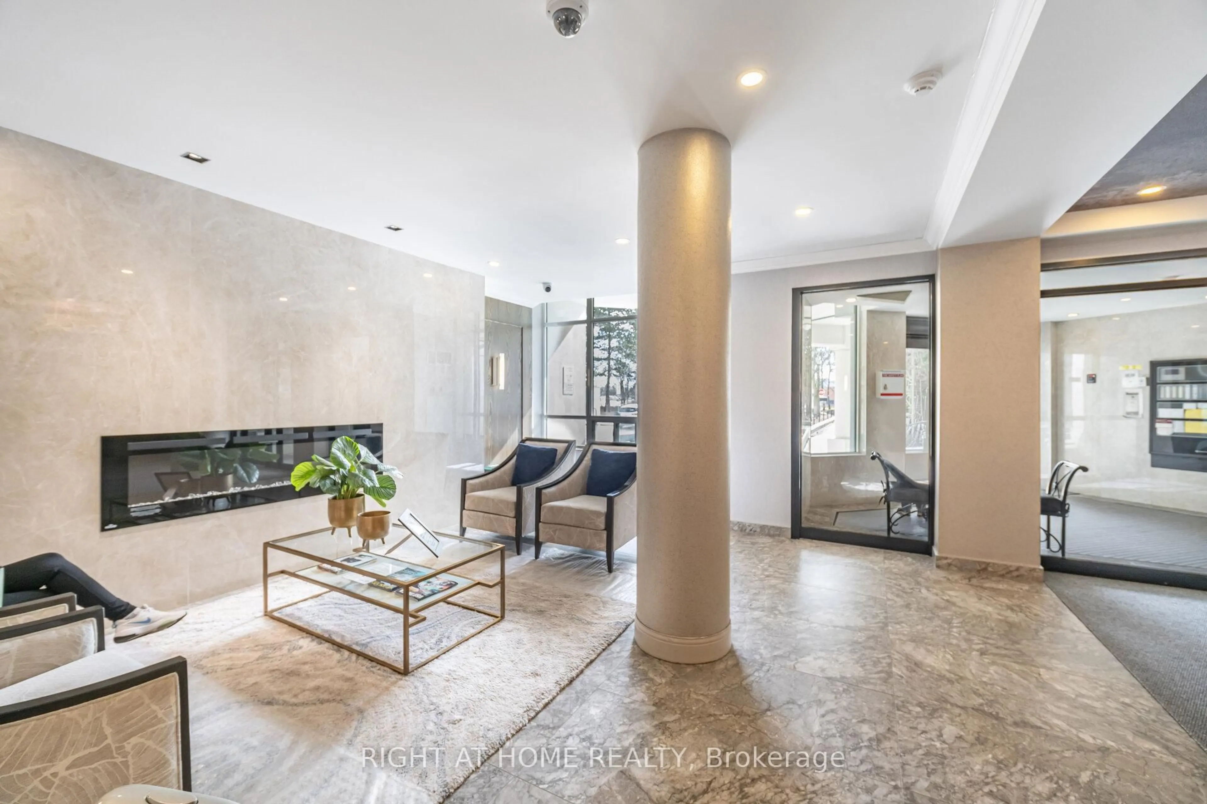 Indoor foyer for 120 Promenade Circ #711, Vaughan Ontario L4J 7W9