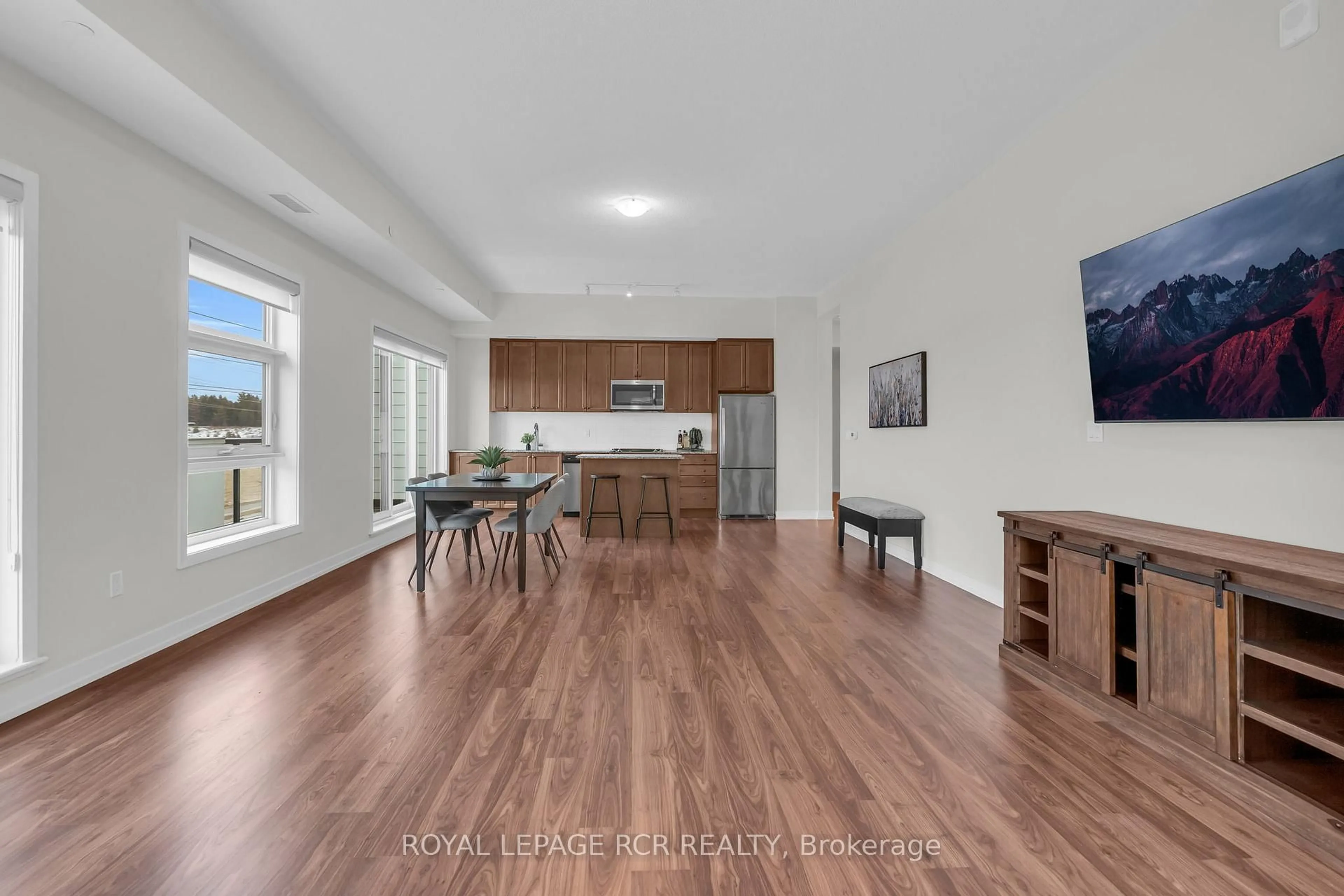 Open concept kitchen, wood/laminate floor for 555 William Graham Dr #413, Aurora Ontario L4G 3H9