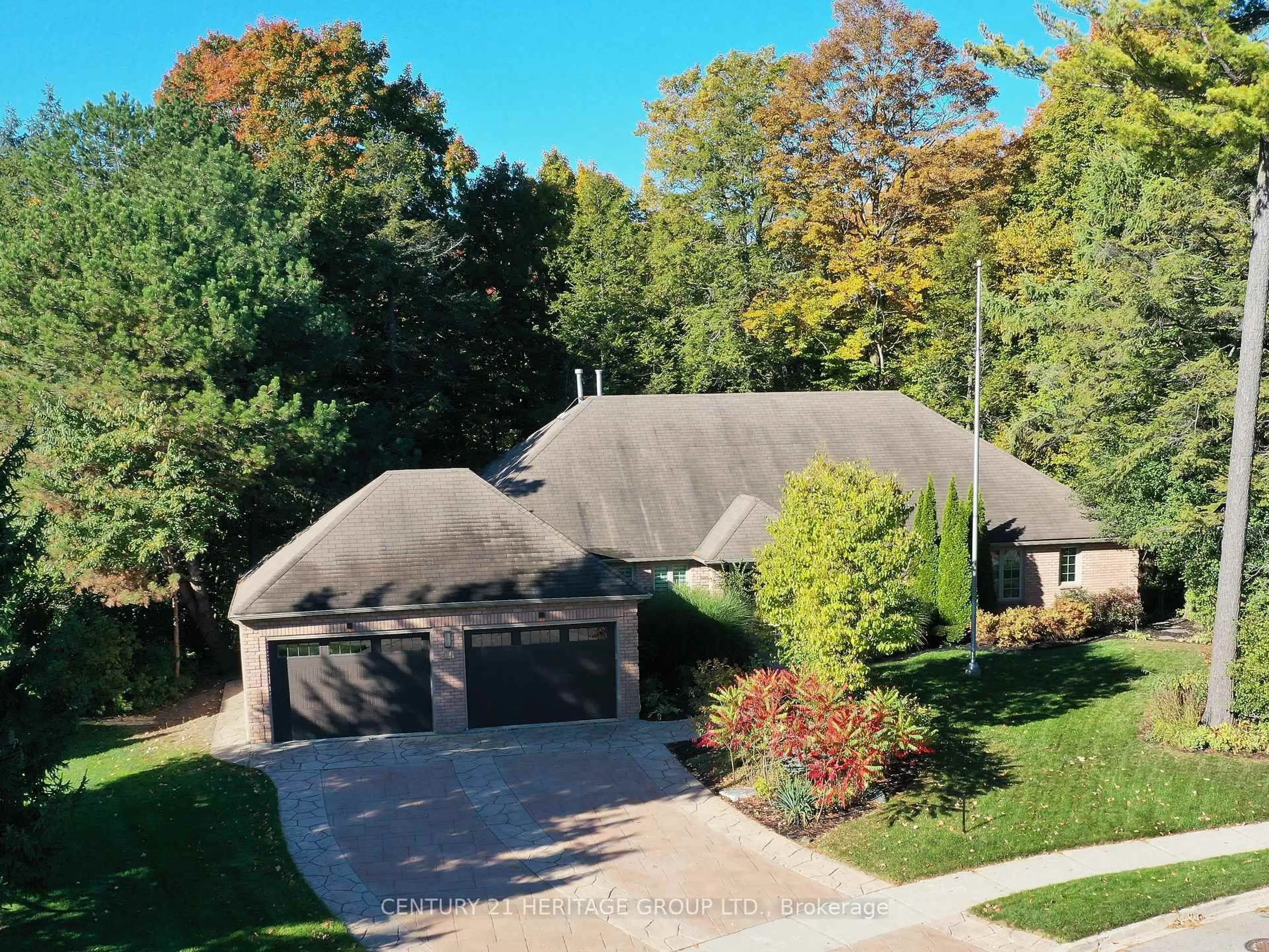 A pic from outside/outdoor area/front of a property/back of a property/a pic from drone, street for 46 Pineneedle Dr, Aurora Ontario L4G 4Y6