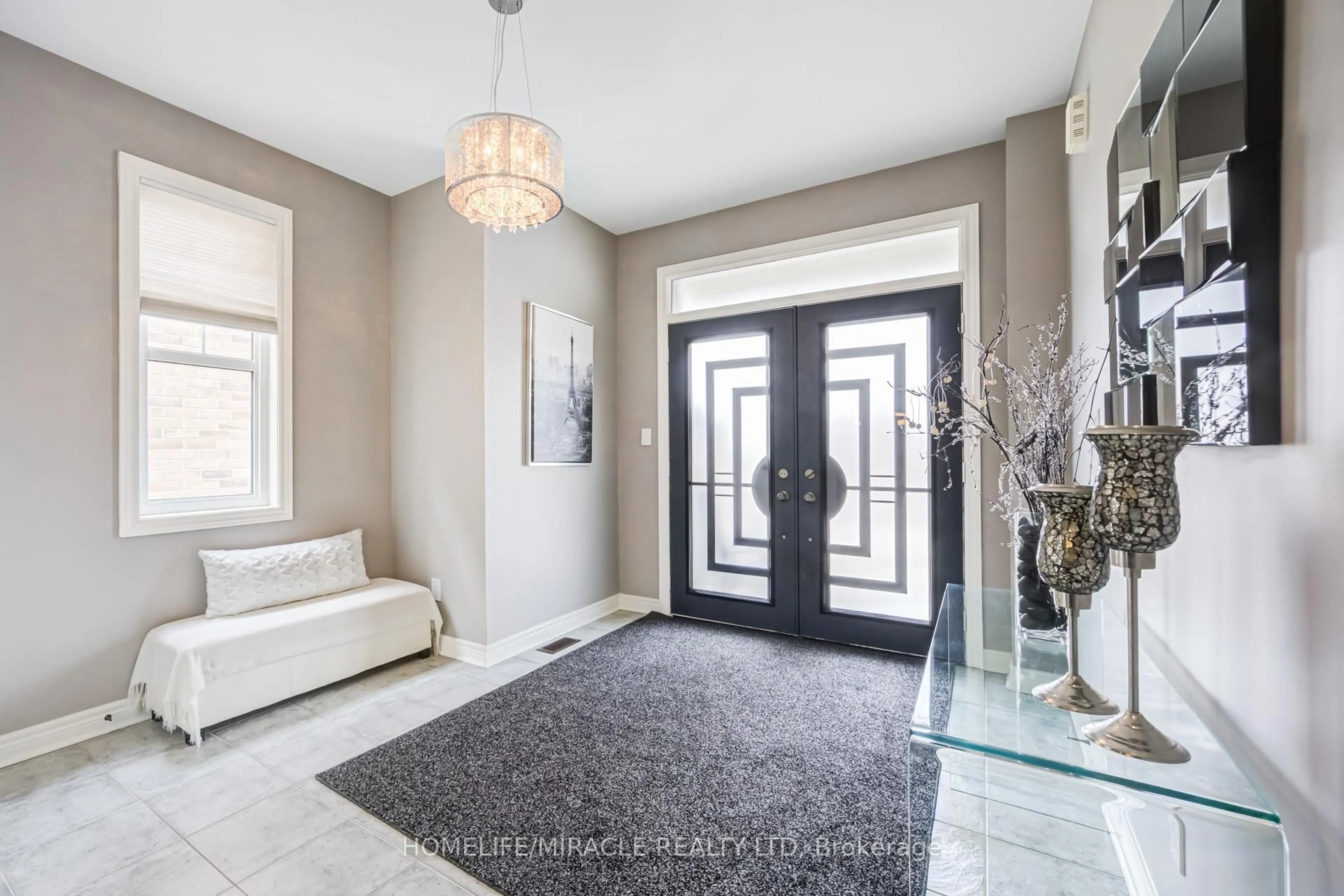 Indoor entryway for 29 Mason Dr, New Tecumseth Ontario L9R 0M5