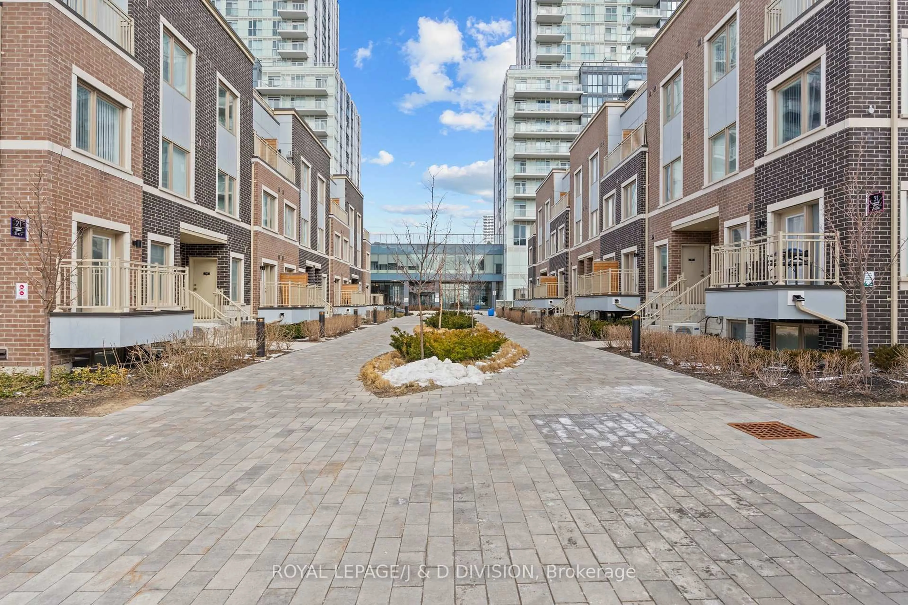 Patio, street for 31 Honeycrisp Cres #57, Vaughan Ontario L4K 0N6