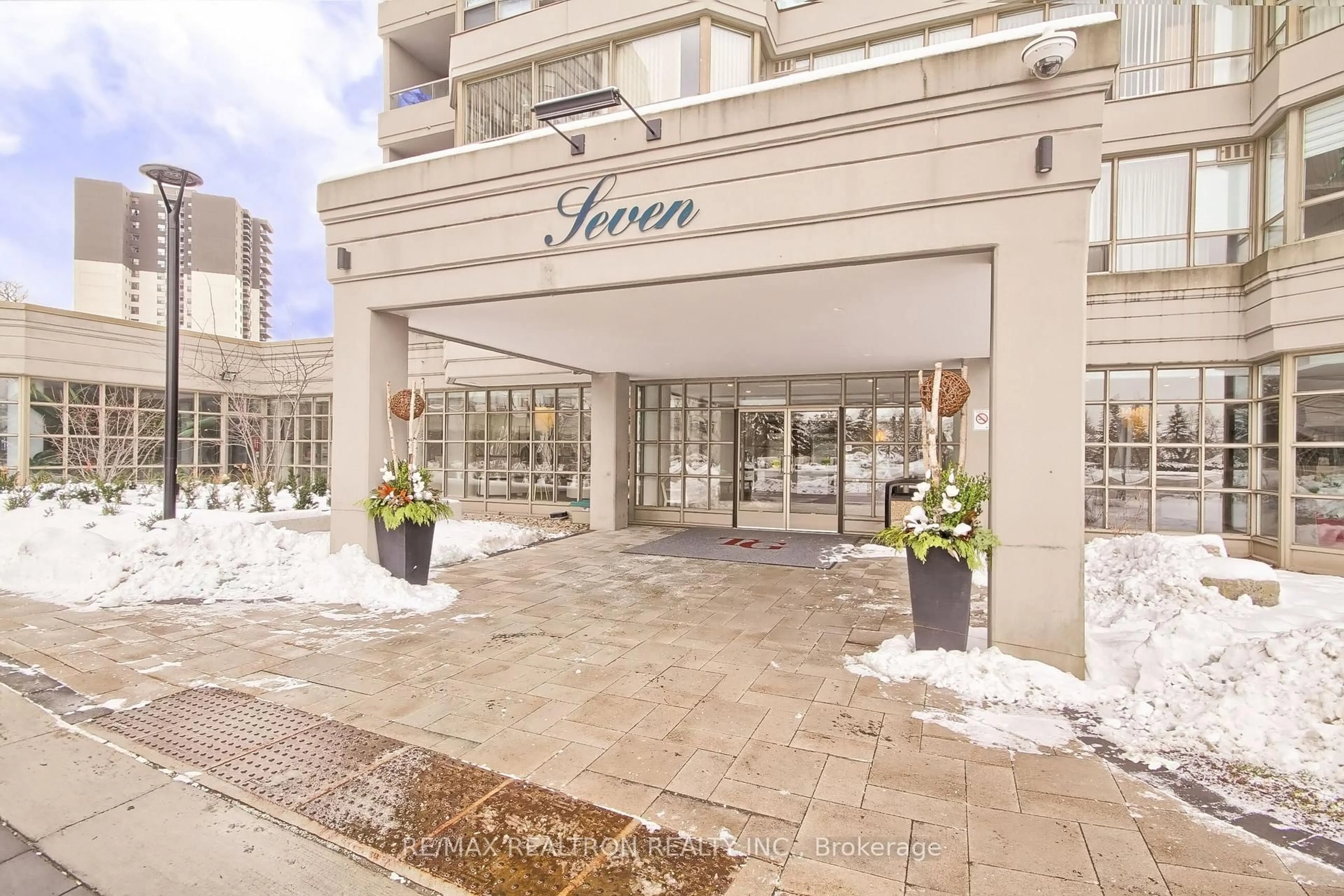 Indoor foyer for 7 Townsgate Dr #1206, Vaughan Ontario L4J 7Z9