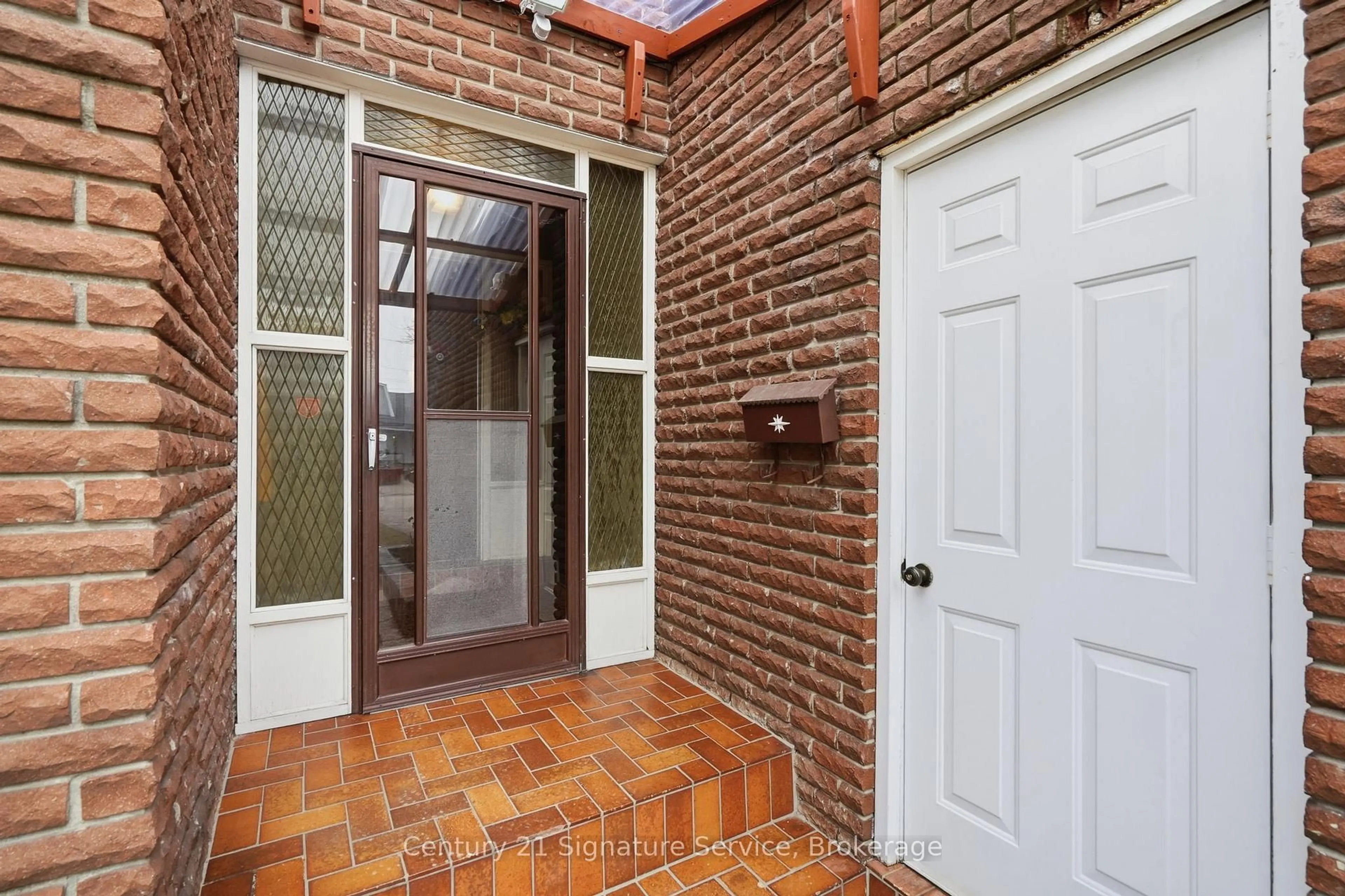 Indoor entryway for 7 German Mills, Markham Ontario L3T 4H4