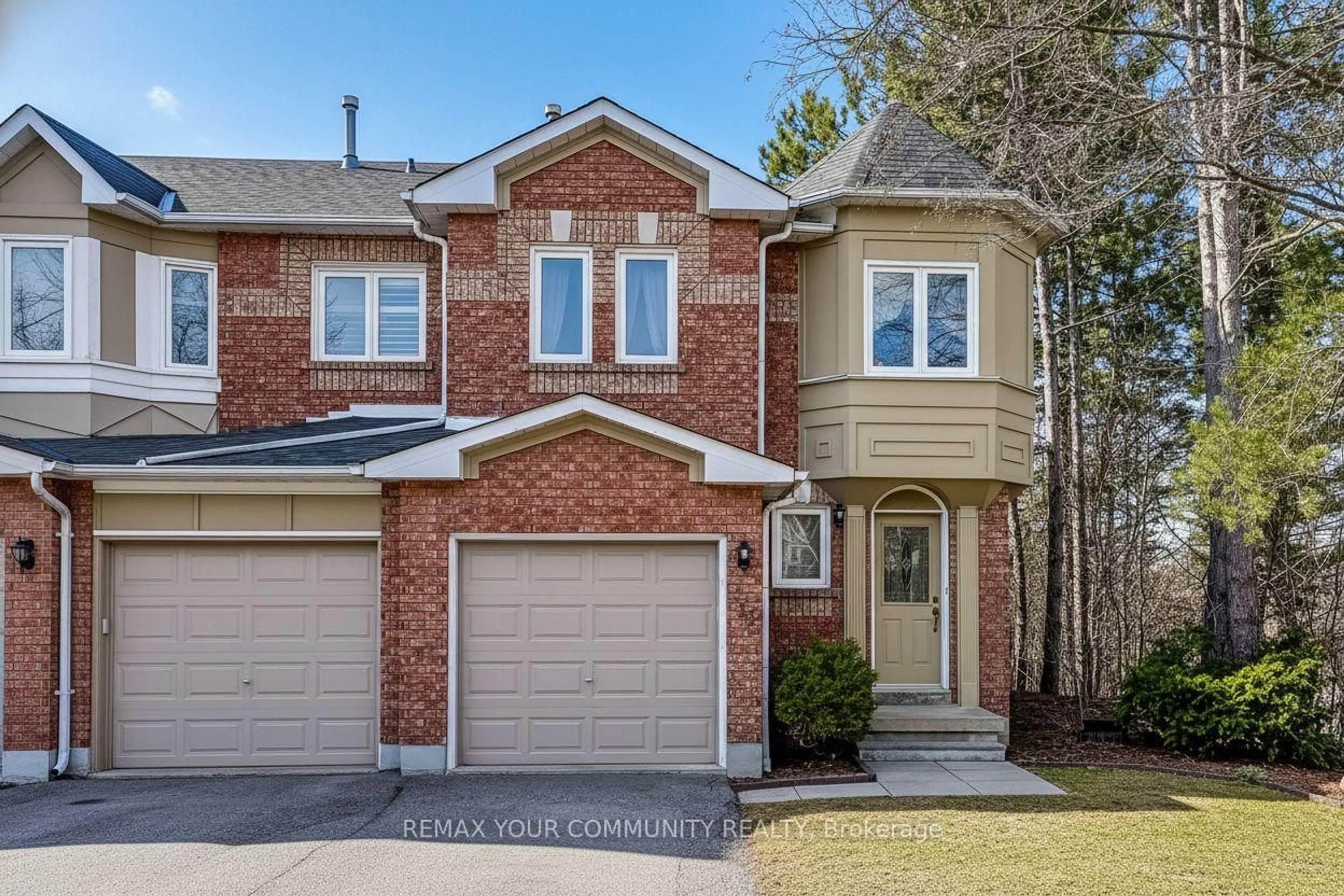Home with brick exterior material, street for 923 Caribou Valley Circ, Newmarket Ontario L3X 1W9