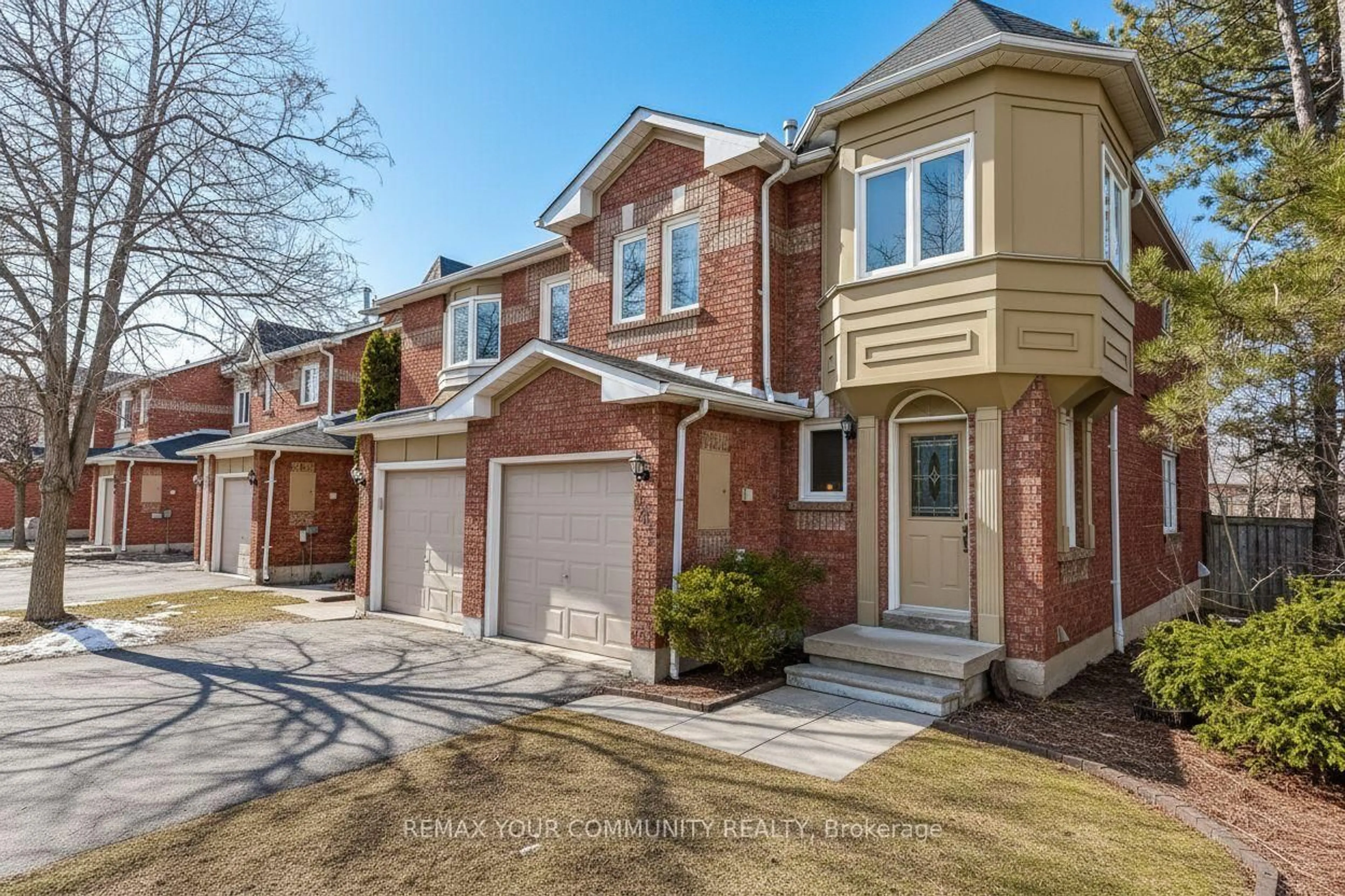 Home with brick exterior material, street for 923 Caribou Valley Circ, Newmarket Ontario L3X 1W9