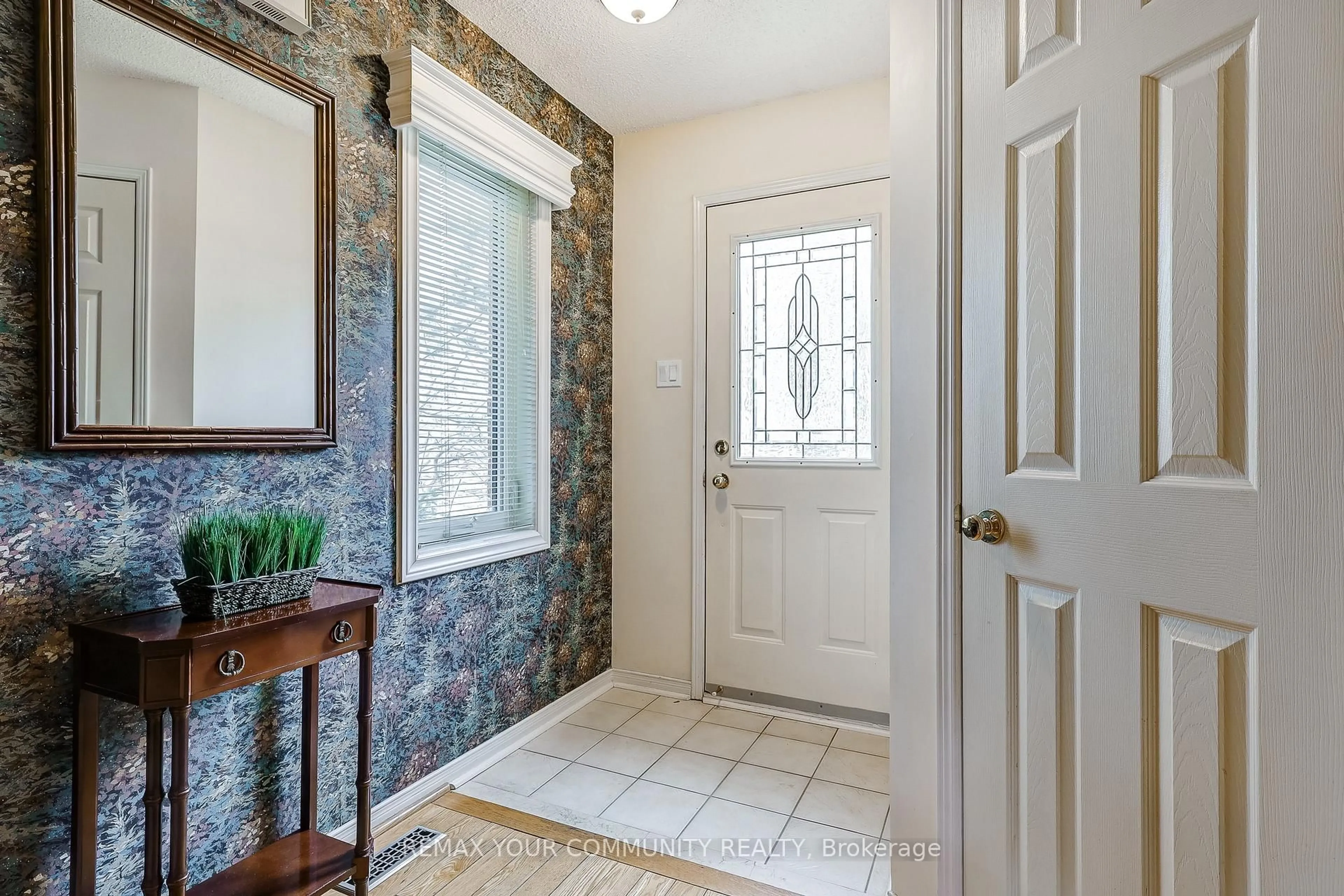 Indoor entryway for 923 Caribou Valley Circ, Newmarket Ontario L3X 1W9