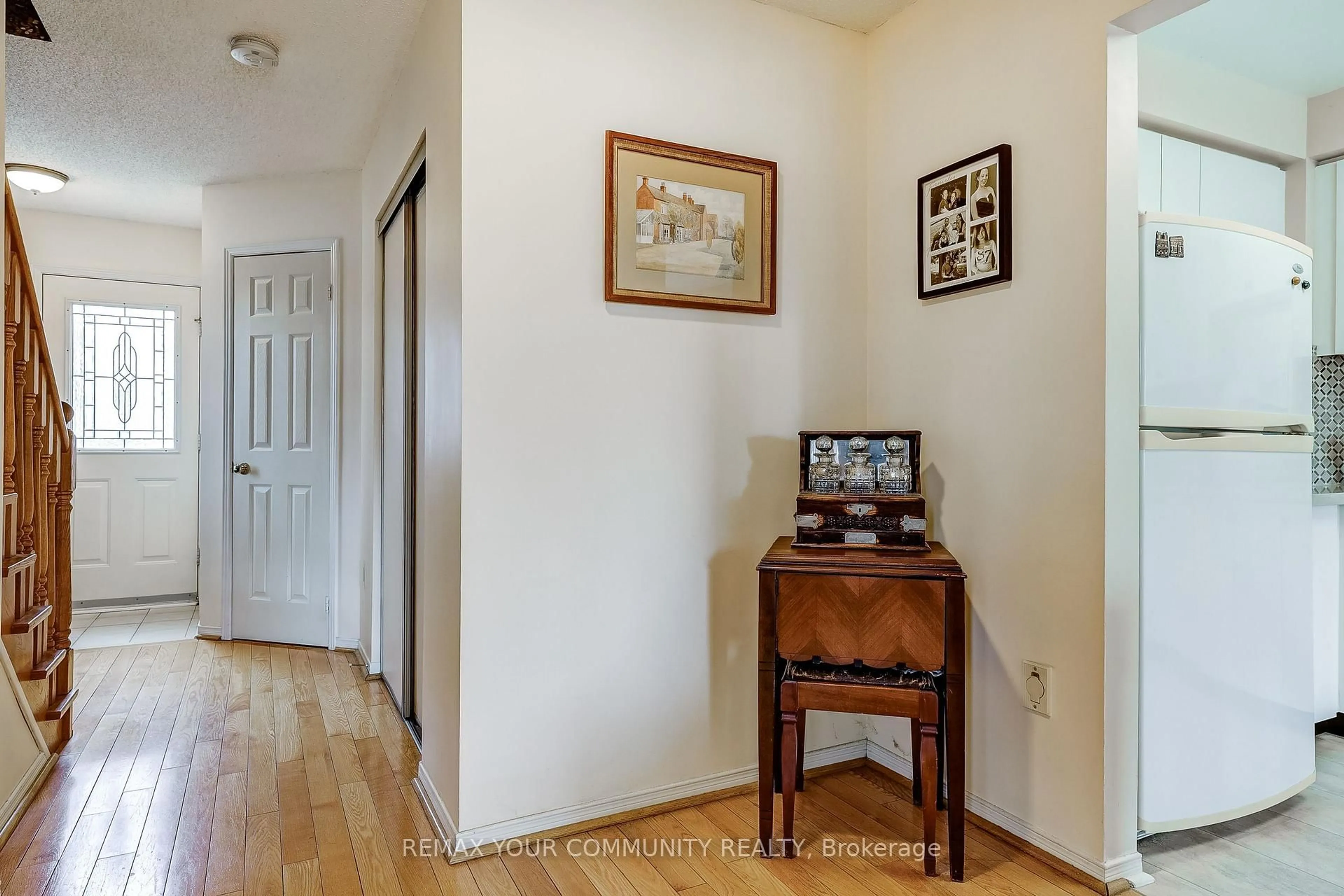 Unknown for 923 Caribou Valley Circ, Newmarket Ontario L3X 1W9