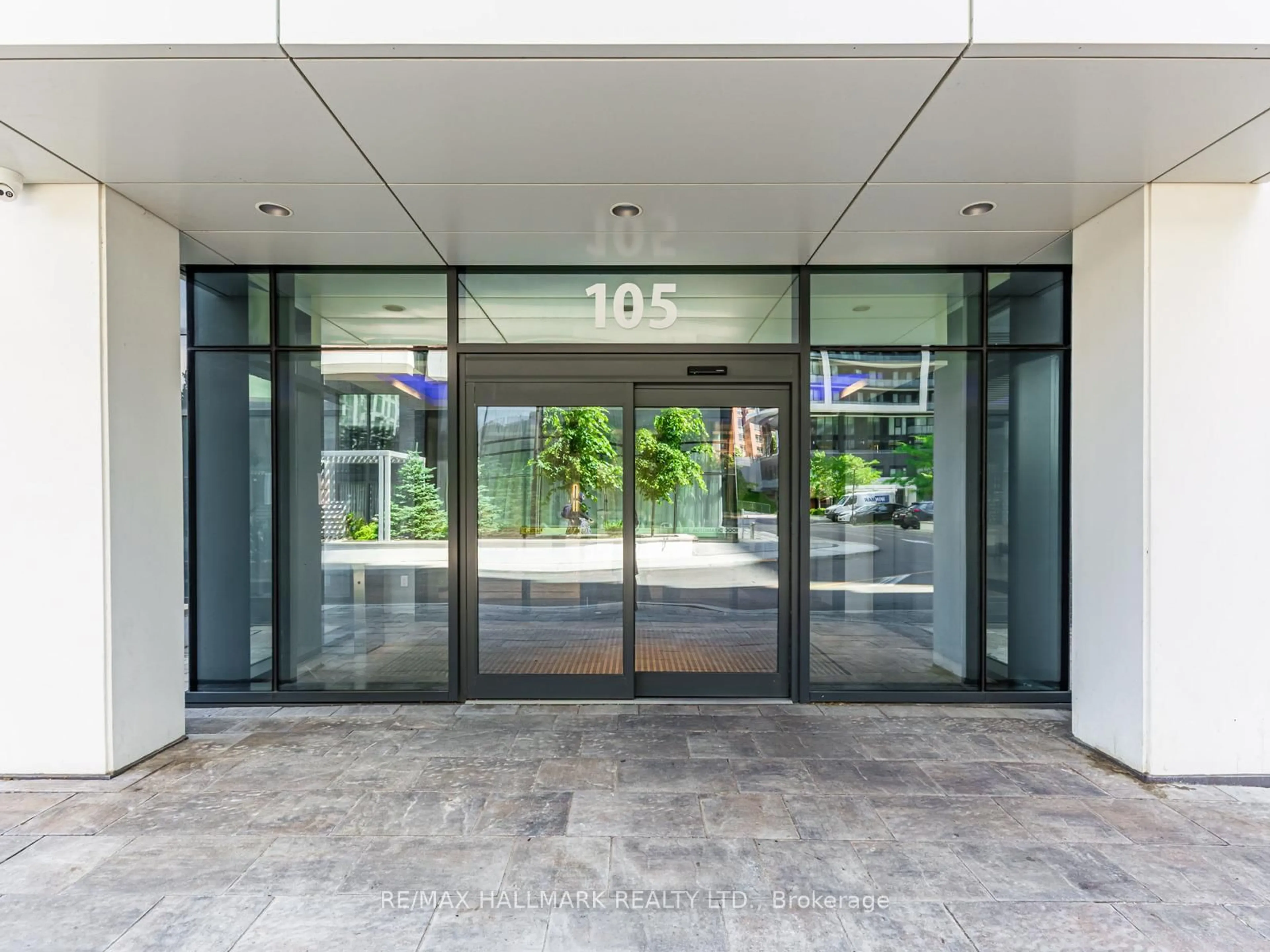 Indoor foyer for 105 Oneida Cres #404, Richmond Hill Ontario L4B 0H6