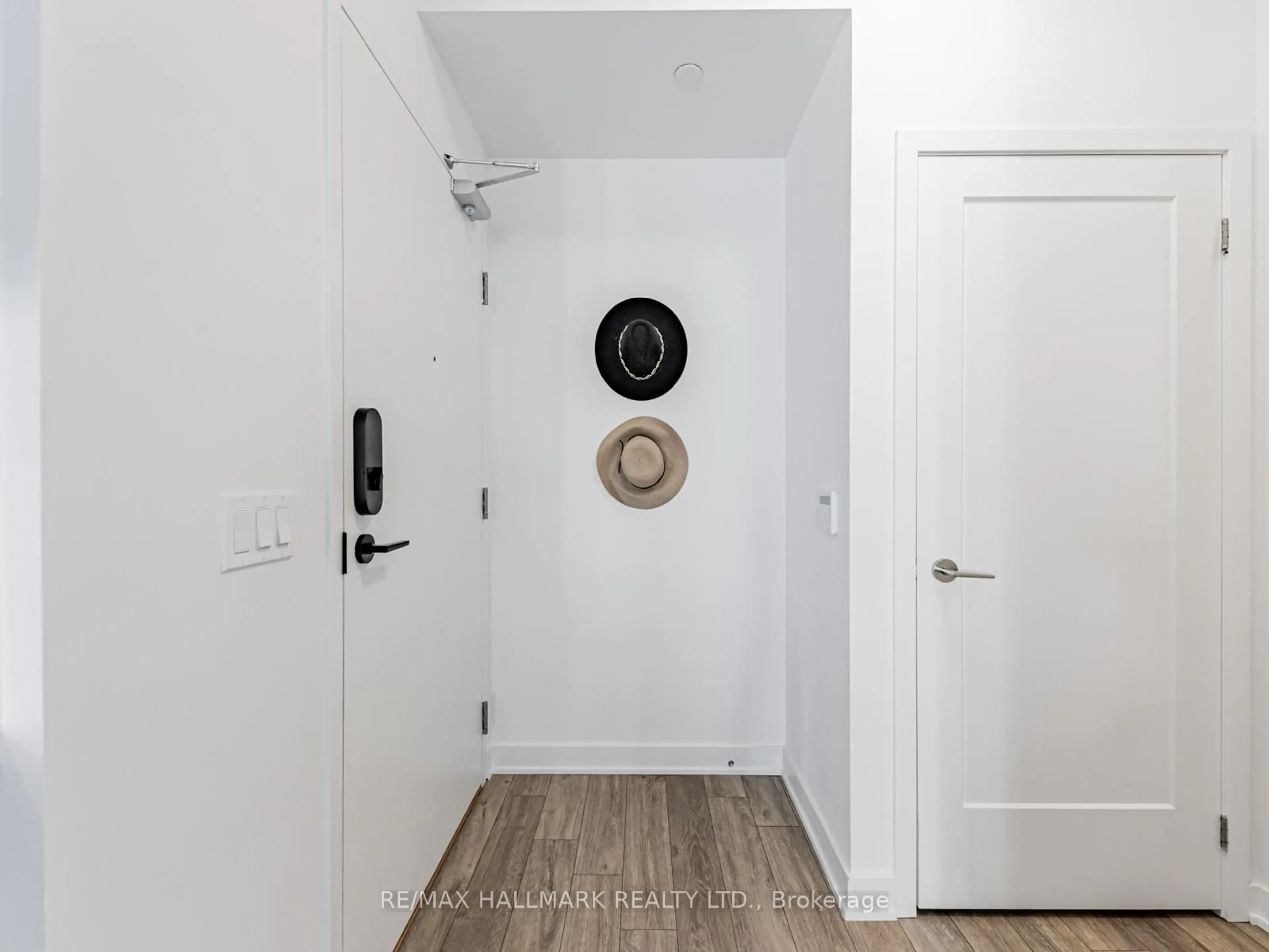 Indoor entryway for 105 Oneida Cres #404, Richmond Hill Ontario L4B 0H6