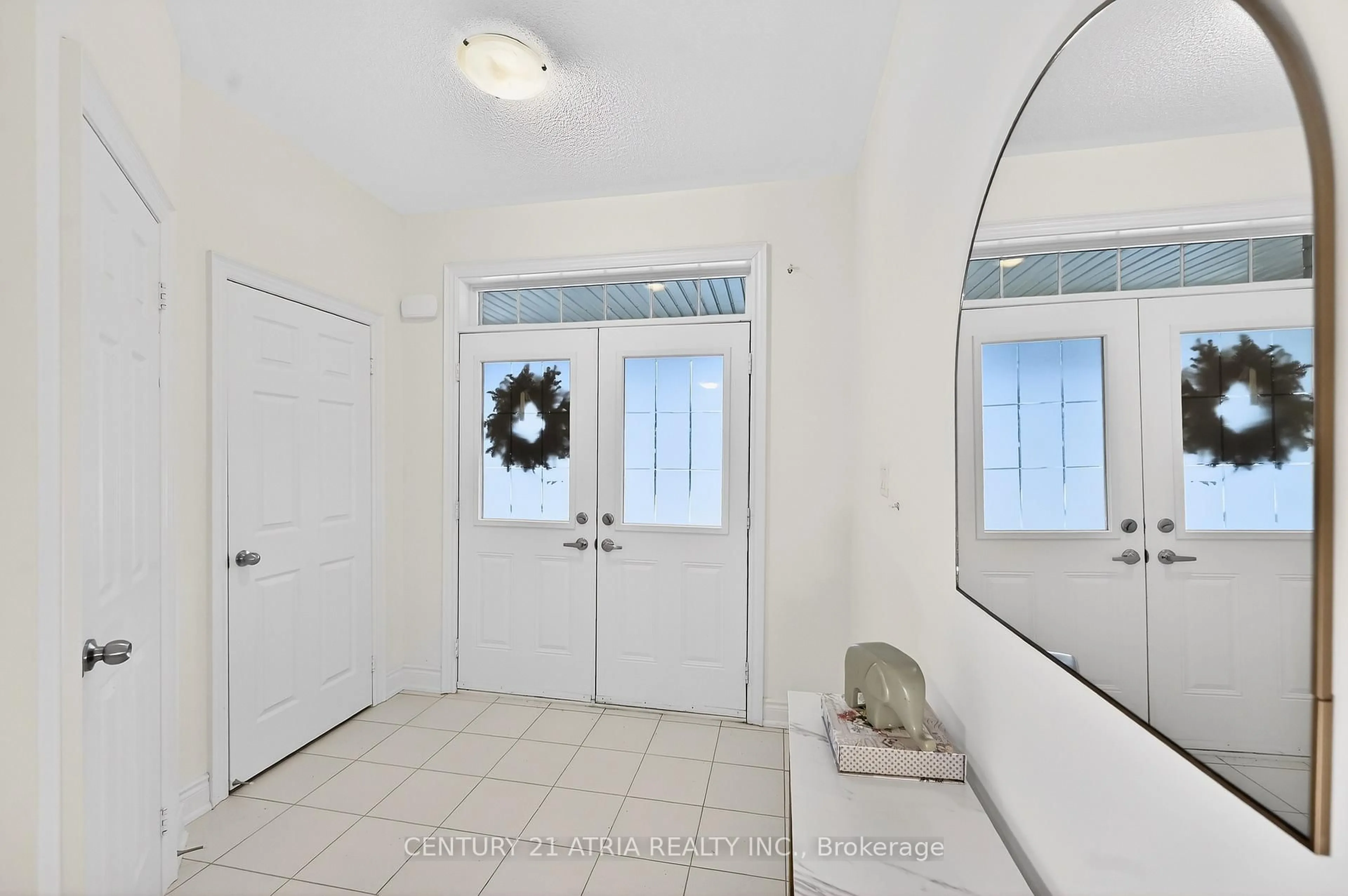 Indoor entryway for 8 Fallharvest Way, Whitchurch-Stouffville Ontario L4A 4V8