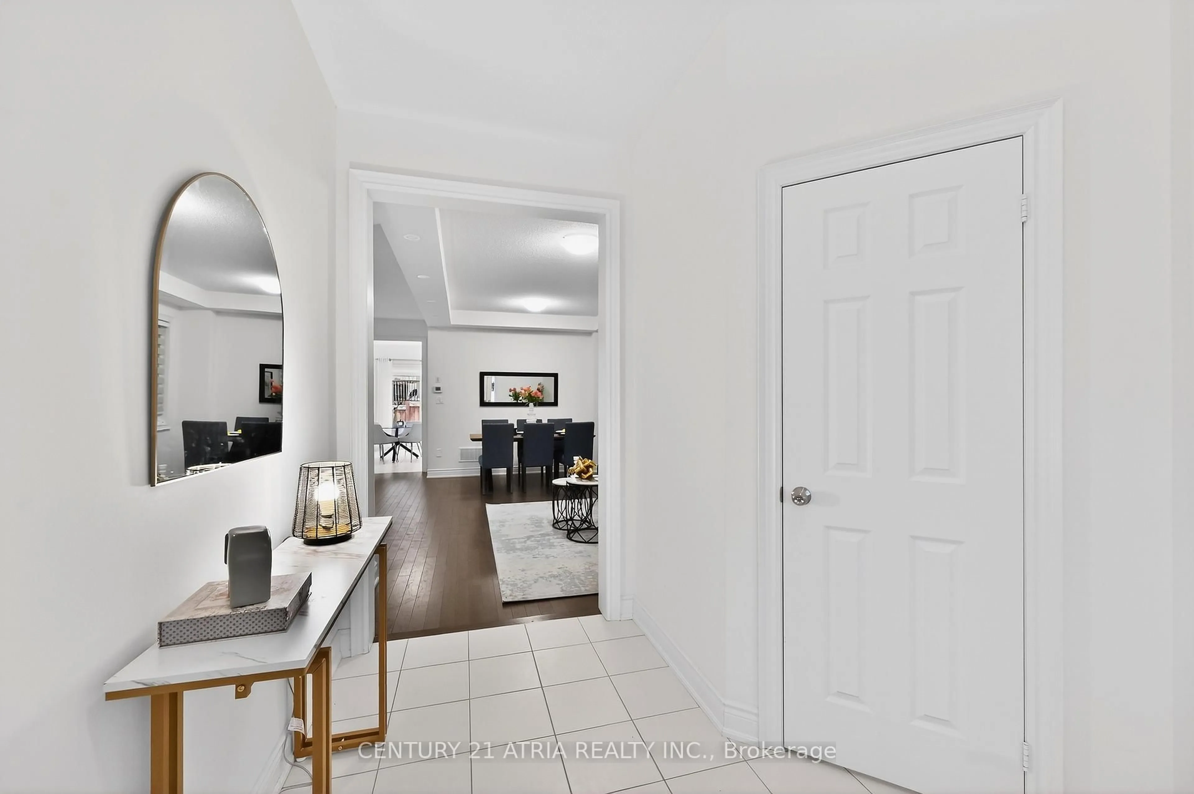 Indoor entryway for 8 Fallharvest Way, Whitchurch-Stouffville Ontario L4A 4V8