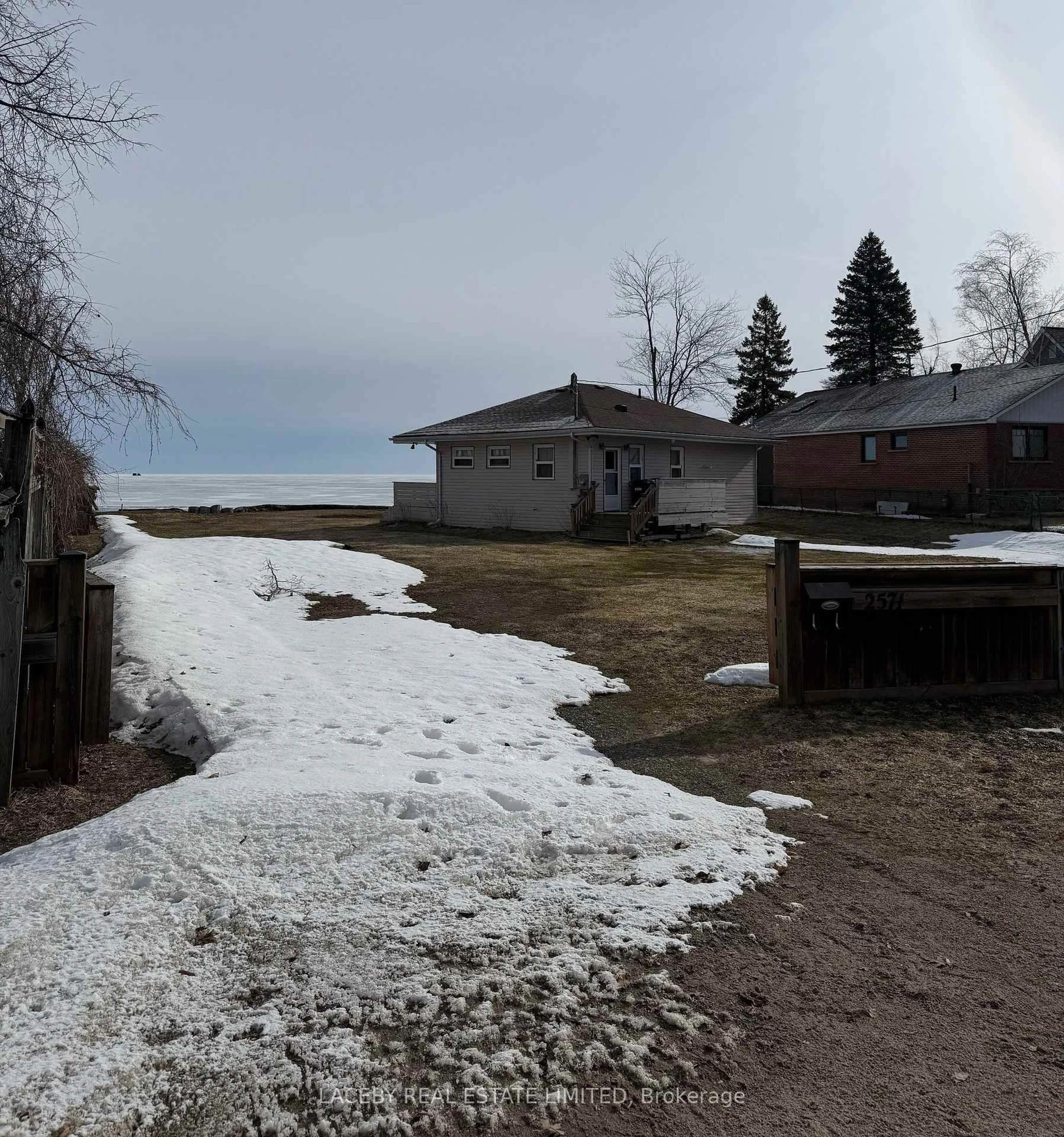 A pic from outside/outdoor area/front of a property/back of a property/a pic from drone, unknown for 2571 Leonard St, Innisfil Ontario L9S 3V3