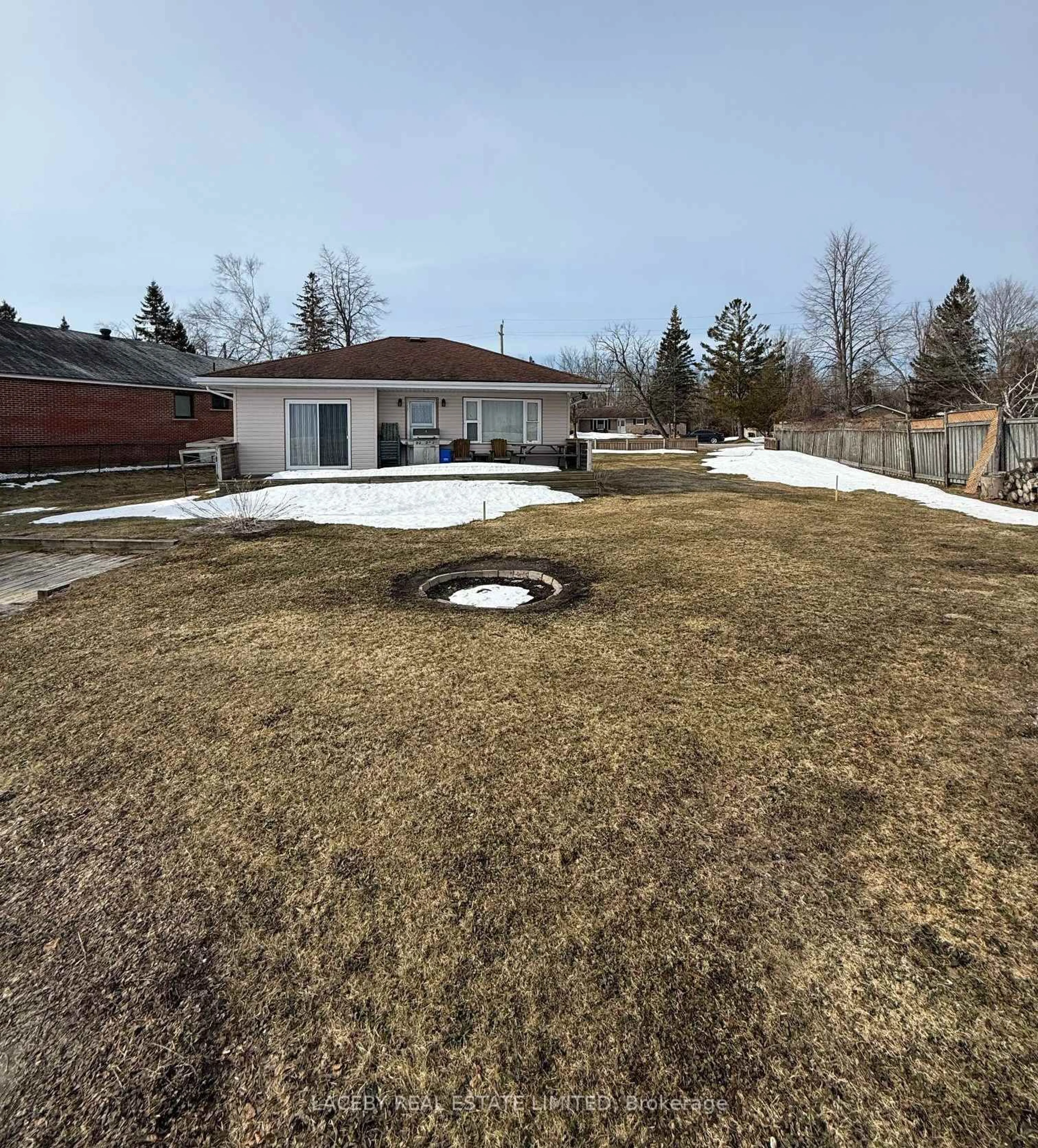 A pic from outside/outdoor area/front of a property/back of a property/a pic from drone, street for 2571 Leonard St, Innisfil Ontario L9S 3V3