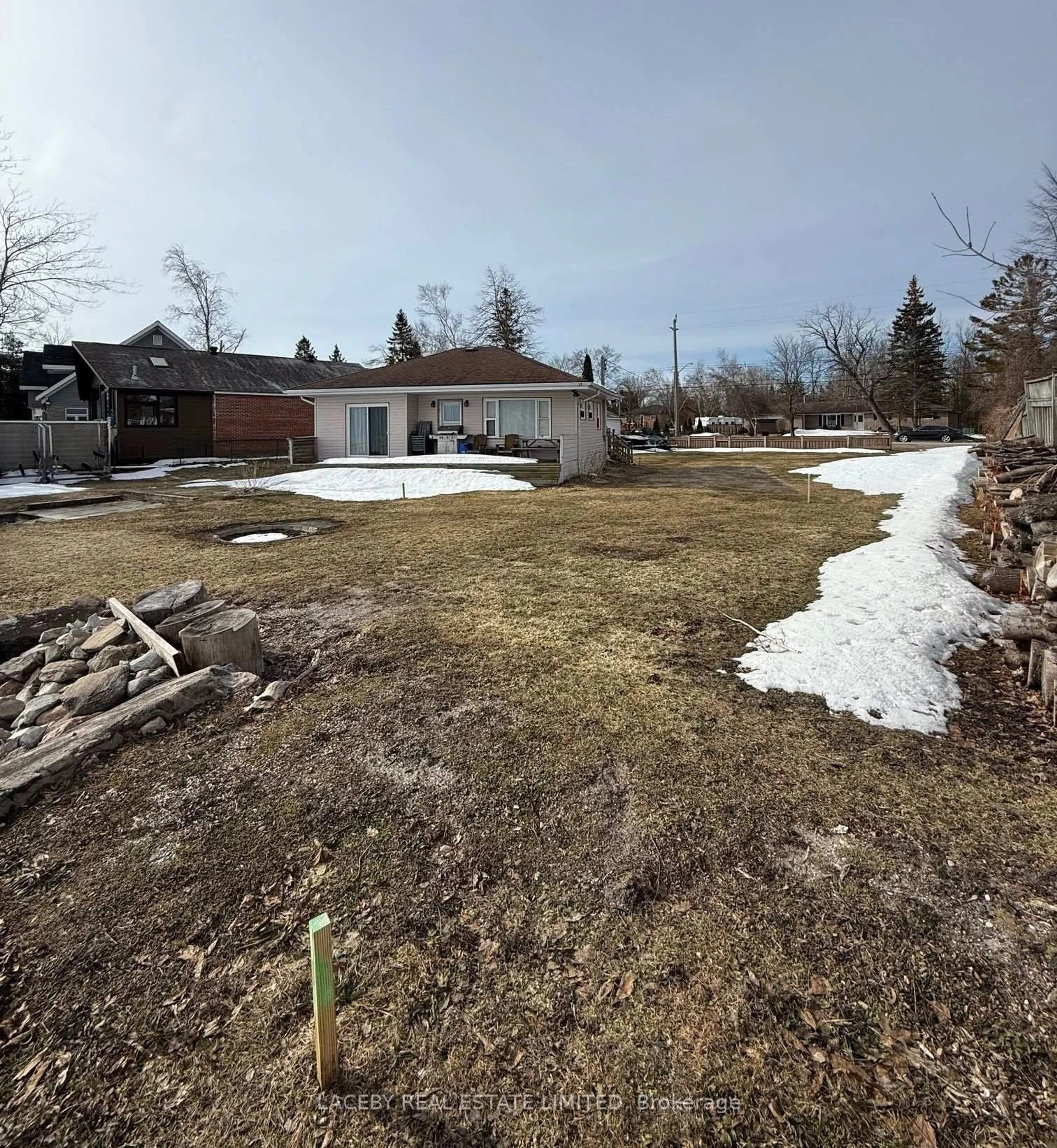 A pic from outside/outdoor area/front of a property/back of a property/a pic from drone, street for 2571 Leonard St, Innisfil Ontario L9S 3V3