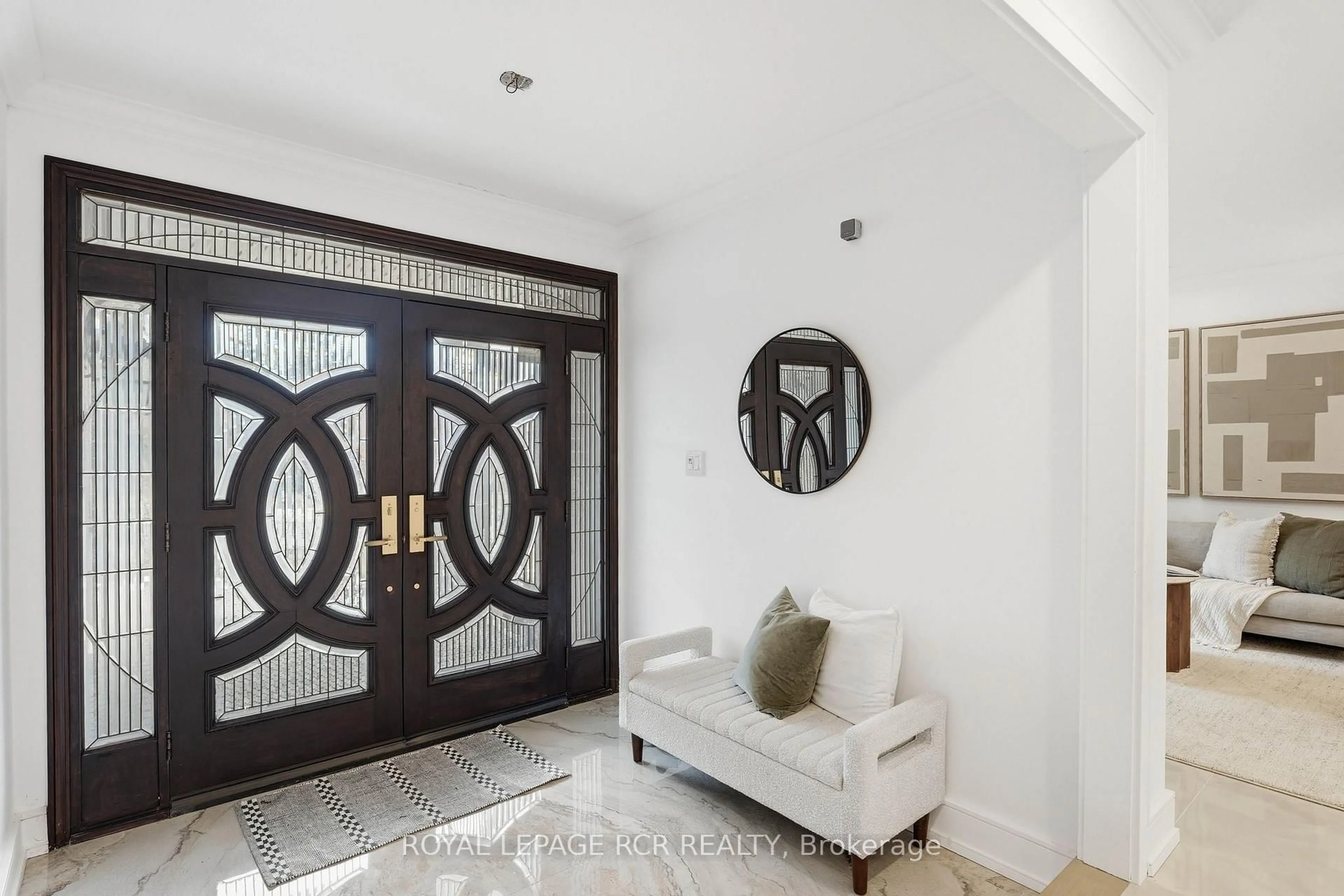 Indoor entryway for 369 Kennedy St, Aurora Ontario L4G 5M5