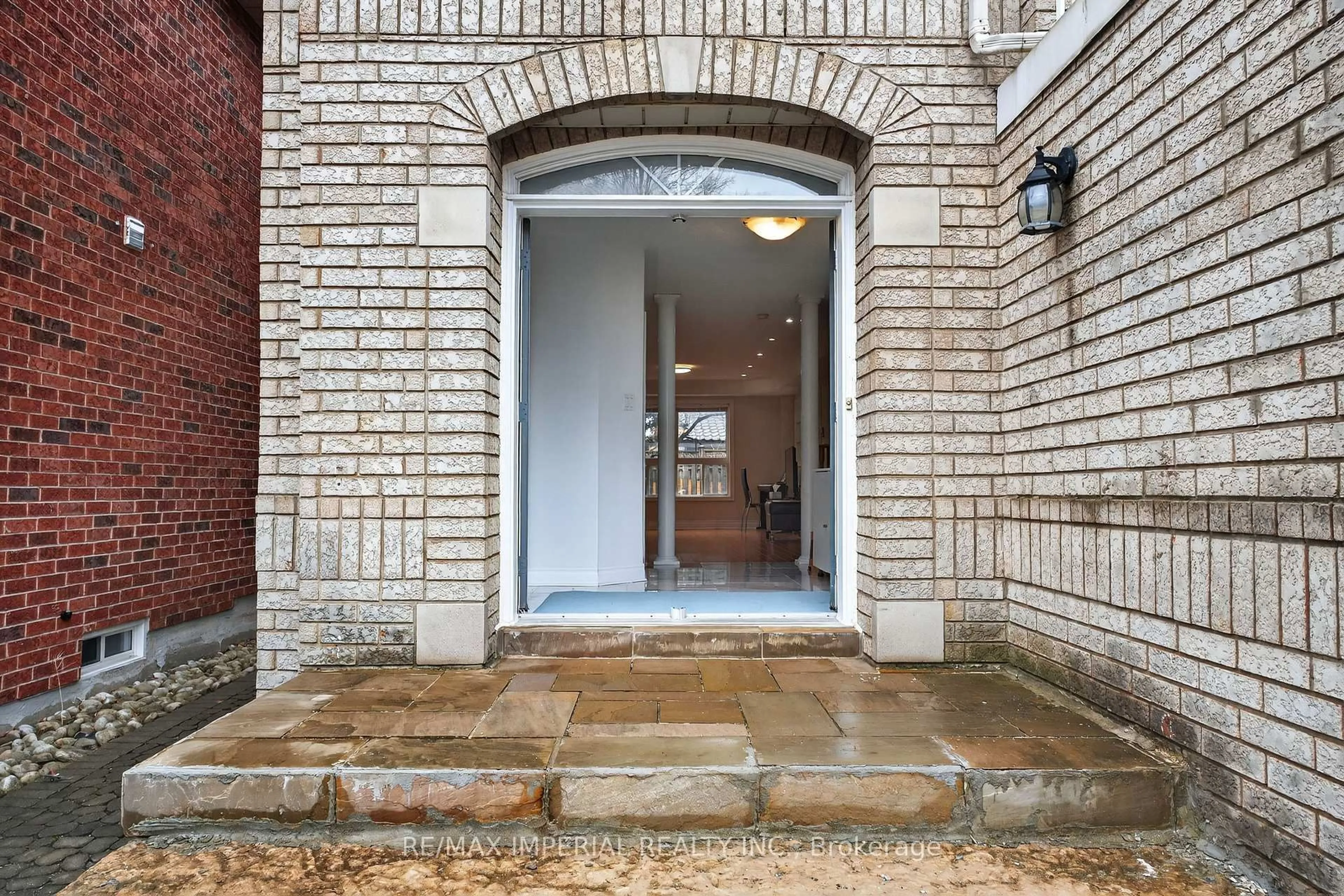 Indoor foyer for 103 Ferdinand Ave, Vaughan Ontario L6A 3H6