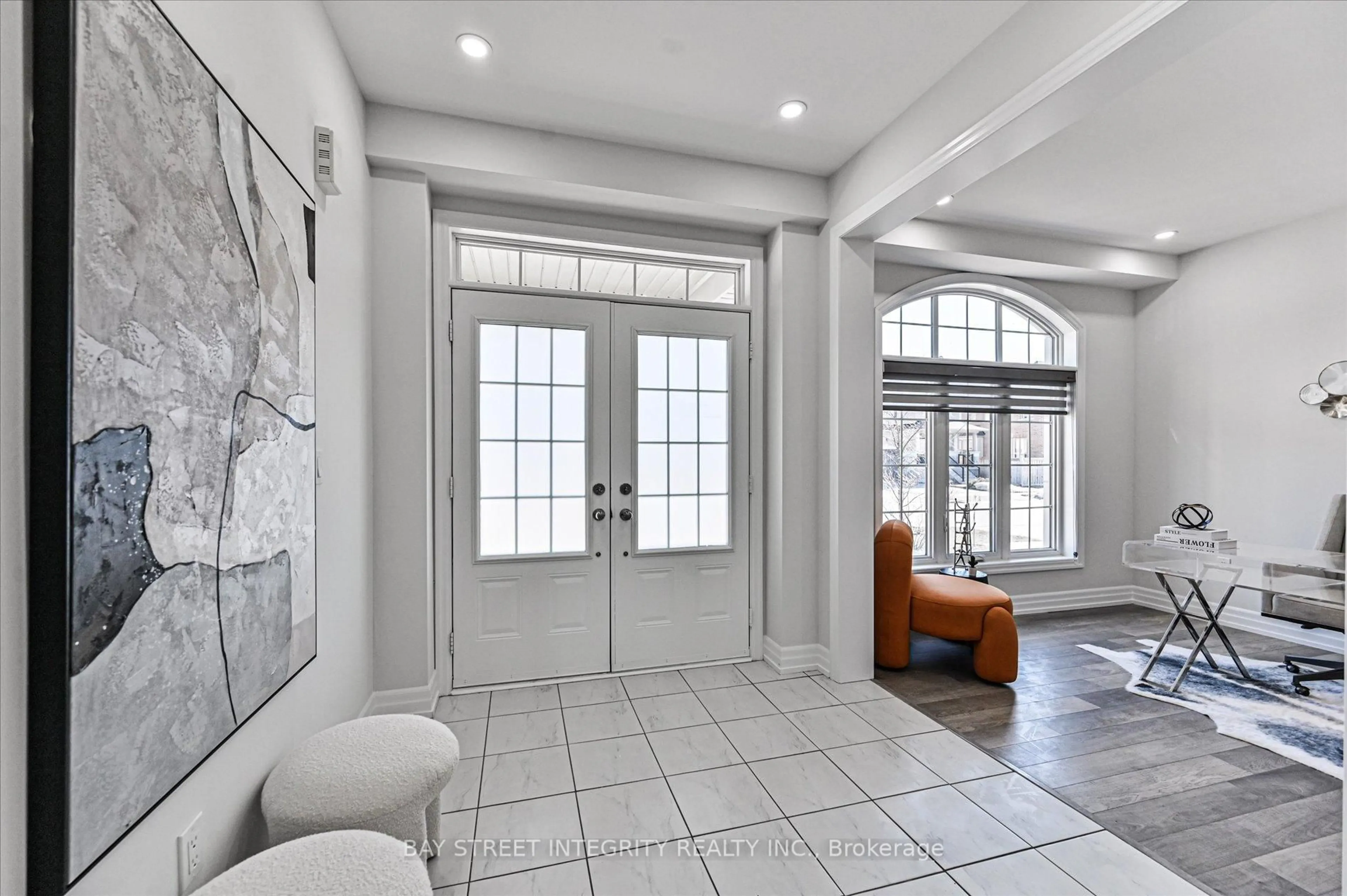 Indoor foyer for 6 Red Rose Lane, East Gwillimbury Ontario L9N 0V1