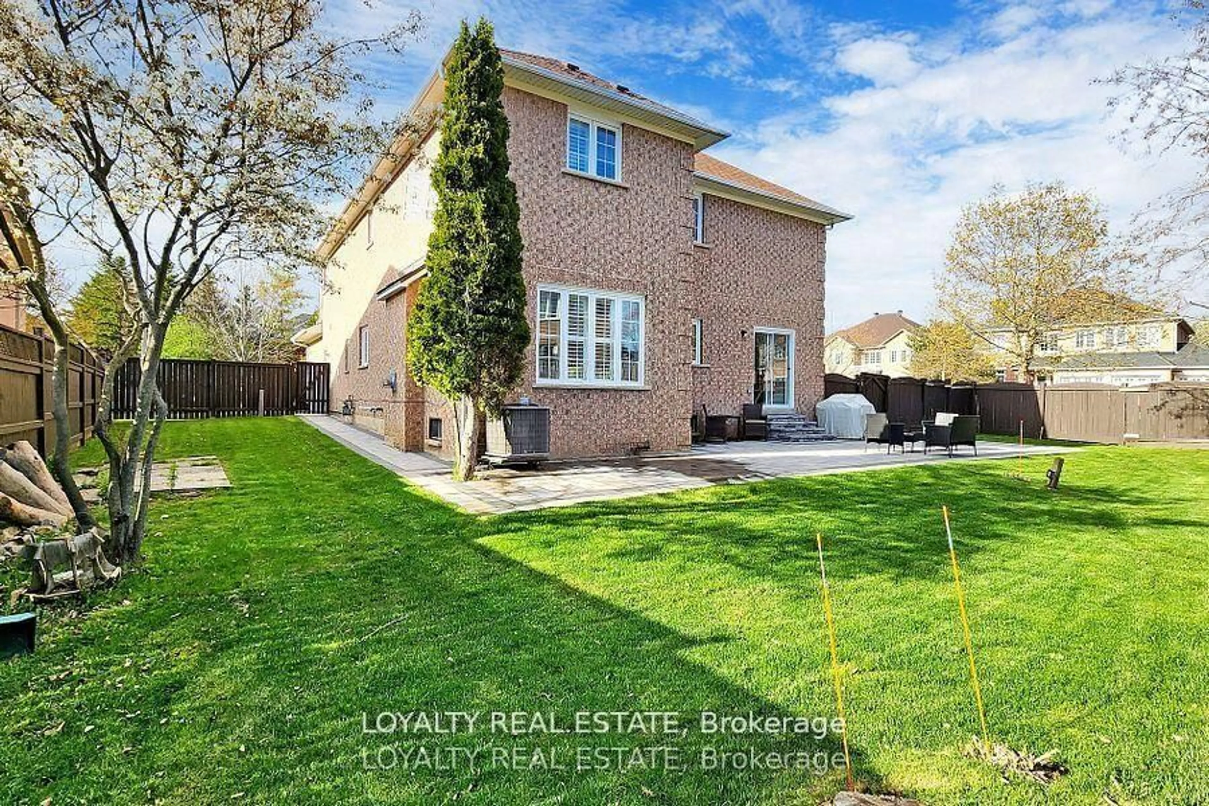 A pic from outside/outdoor area/front of a property/back of a property/a pic from drone, street for 97 Song Bird Dr, Markham Ontario L3S 3T8