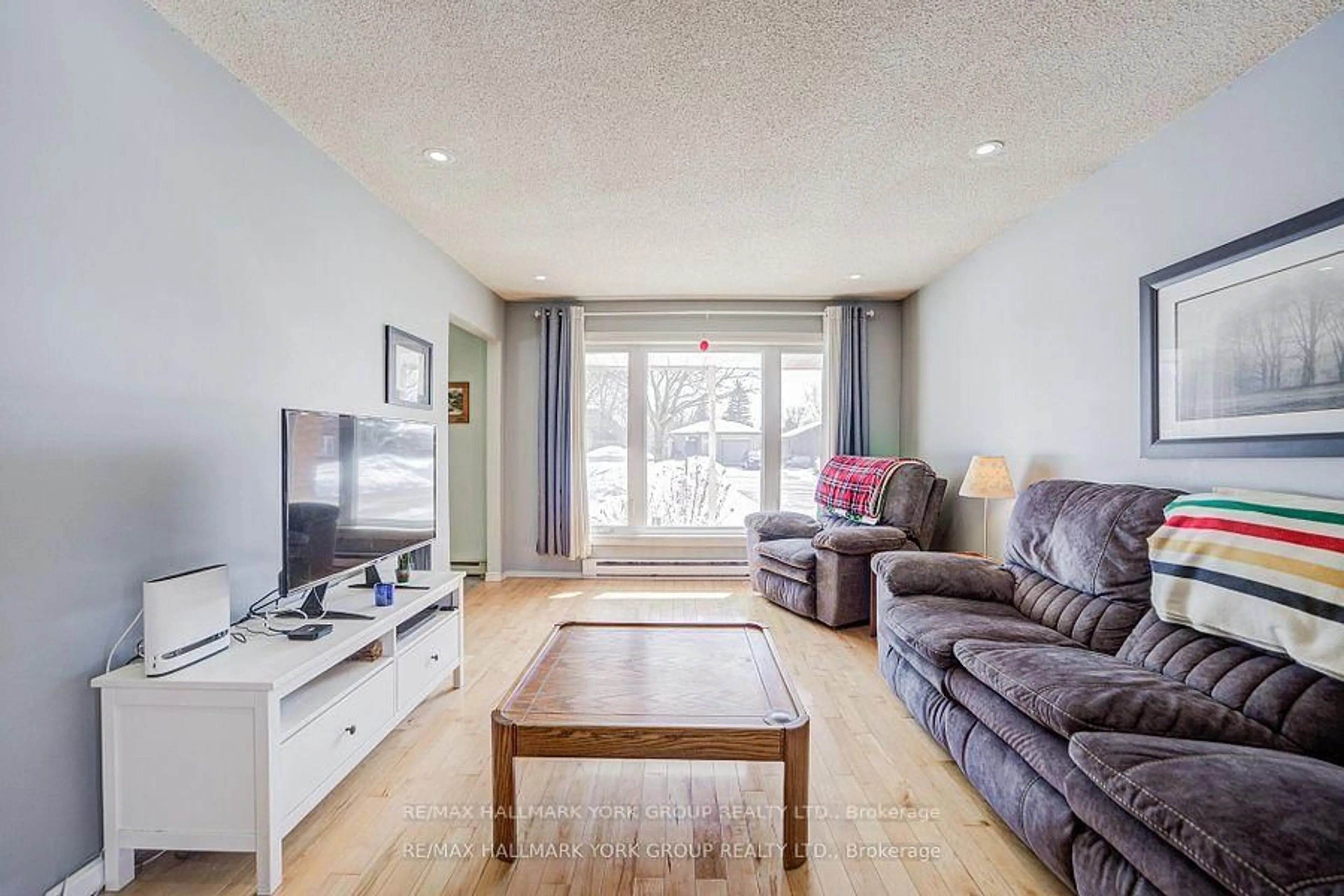 Living room with furniture, wood/laminate floor for 184 Olive St, East Gwillimbury Ontario L9N 1M3