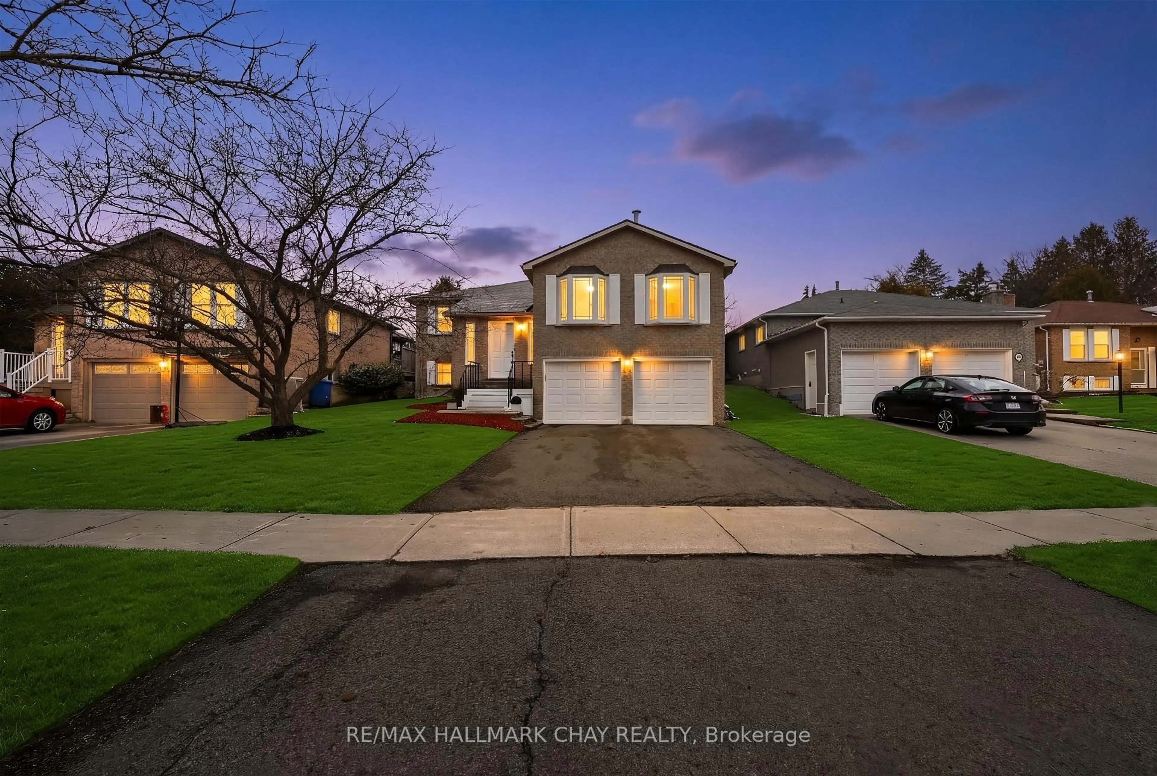 Home with vinyl exterior material, street for 26 Stonehill Blvd, East Gwillimbury Ontario L9N 1E3