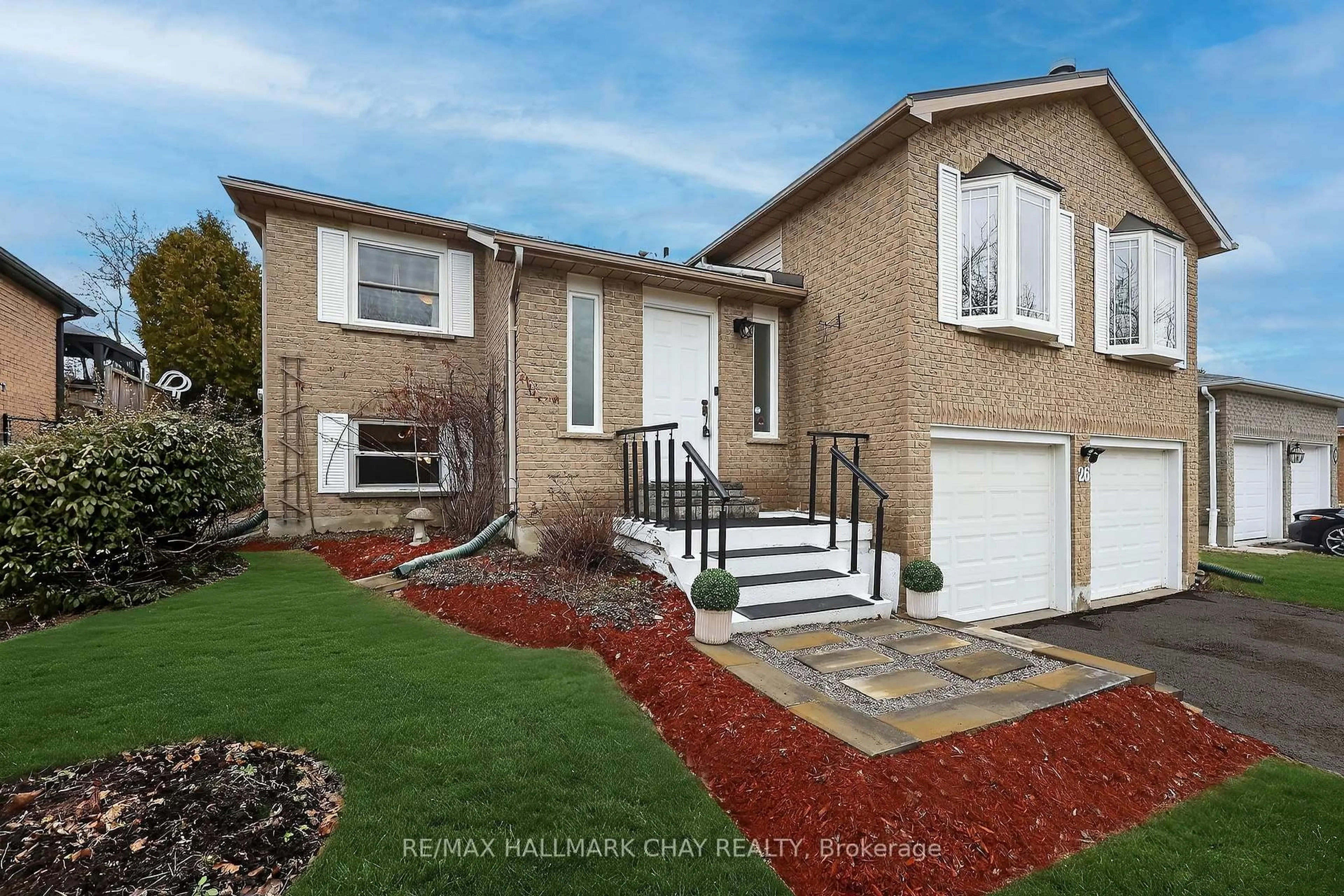 Home with brick exterior material, street for 26 Stonehill Blvd, East Gwillimbury Ontario L9N 1E3