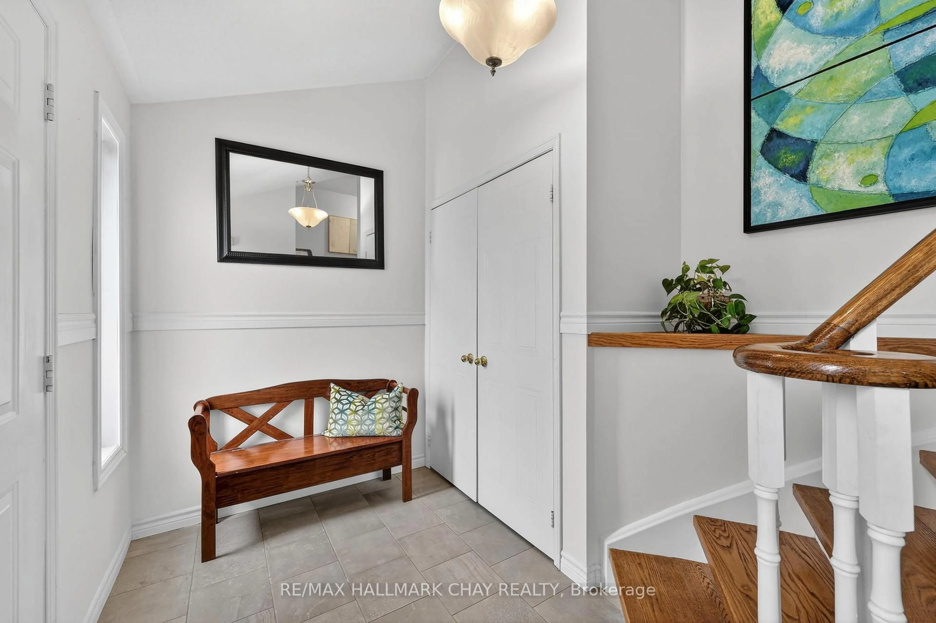 Indoor entryway for 26 Stonehill Blvd, East Gwillimbury Ontario L9N 1E3