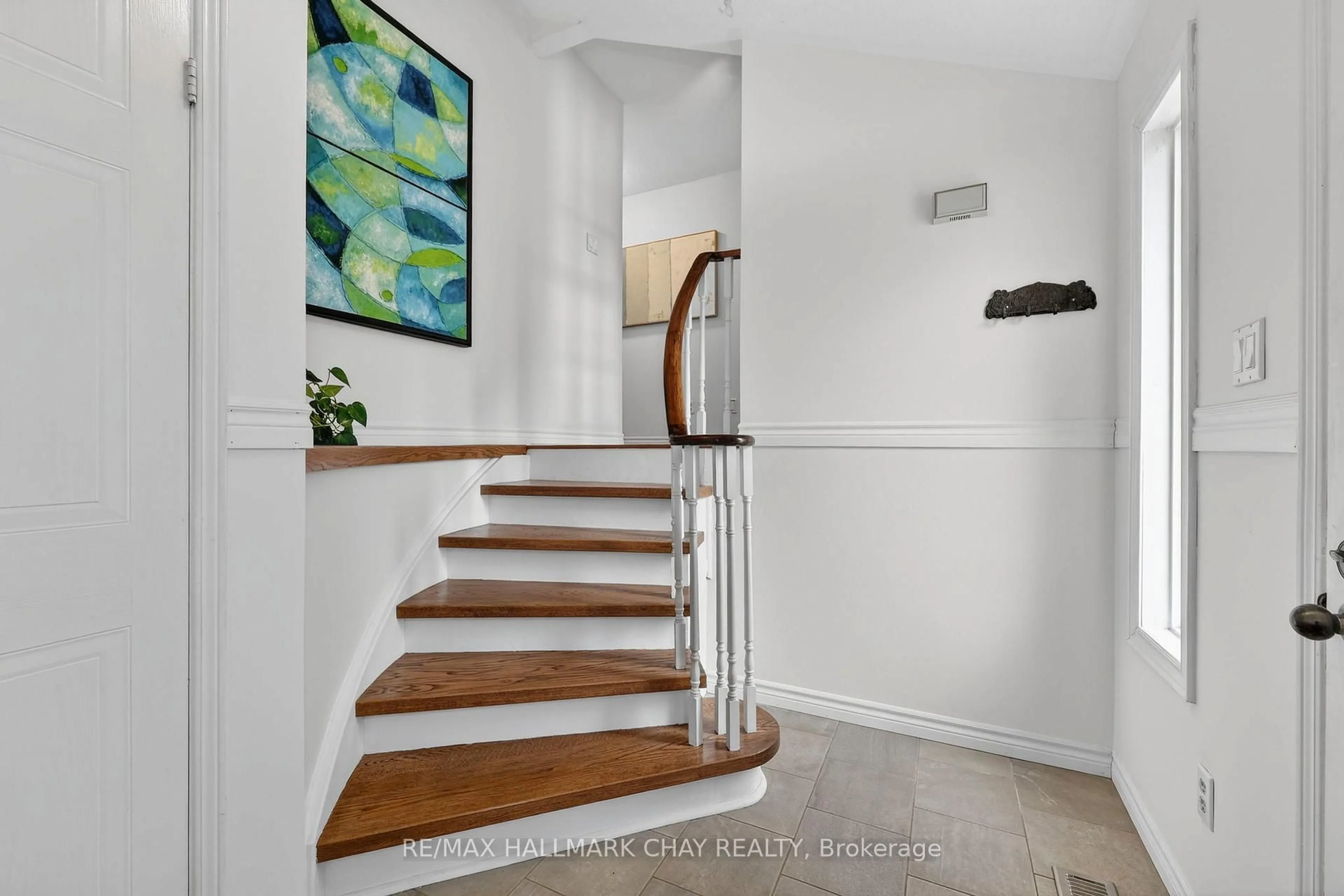 Stairs for 26 Stonehill Blvd, East Gwillimbury Ontario L9N 1E3