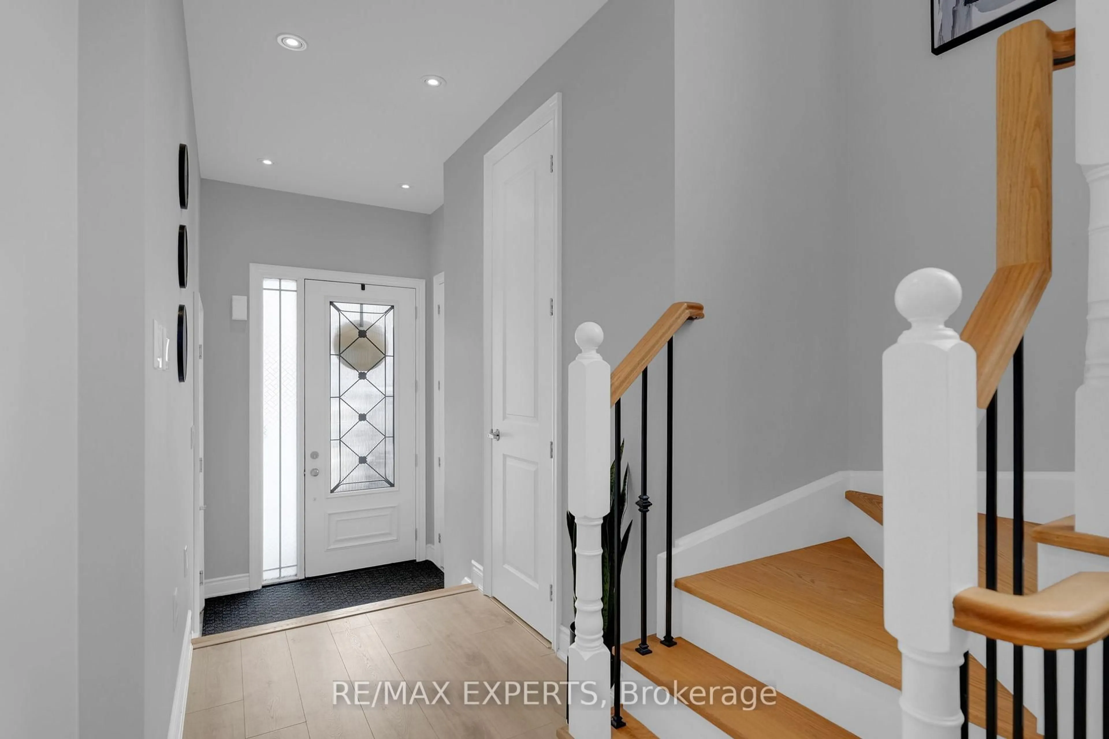 Indoor entryway for 167 Walker Blvd, New Tecumseth Ontario L9R 0R3