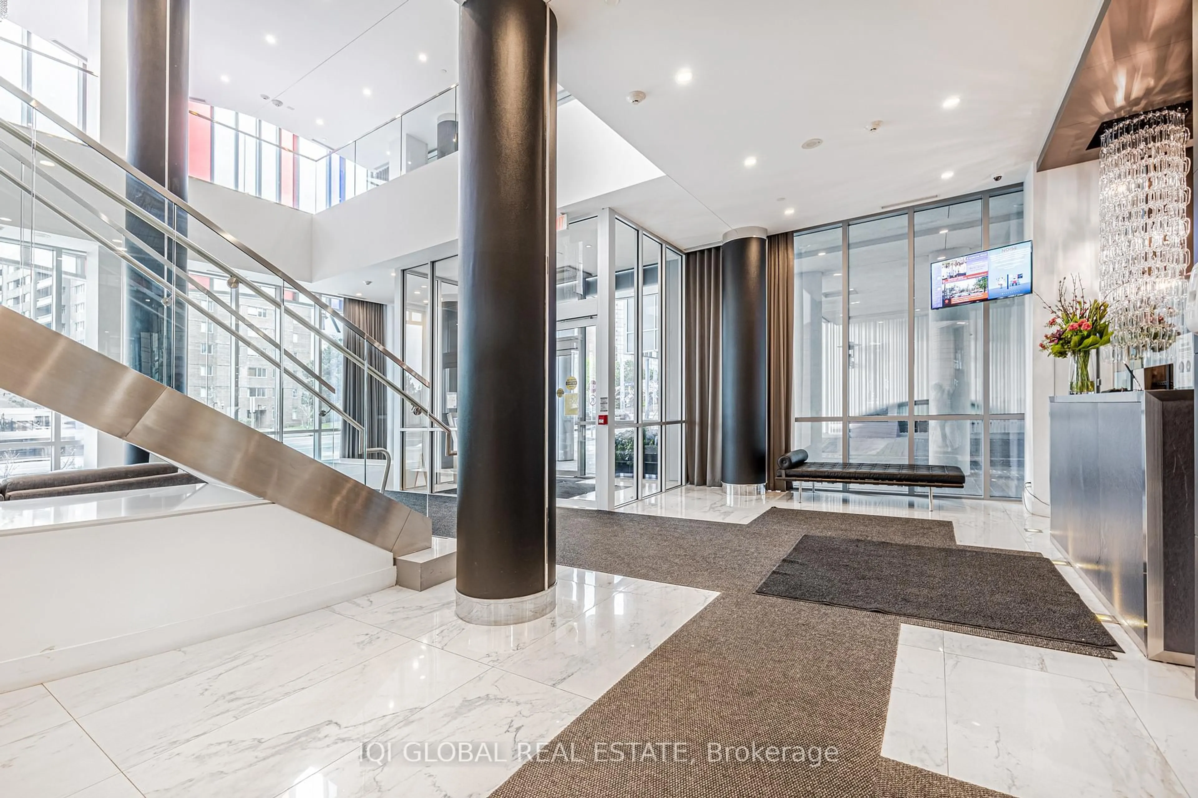 Indoor foyer for 9471 Yonge St #301, Richmond Hill Ontario L4C 1V4