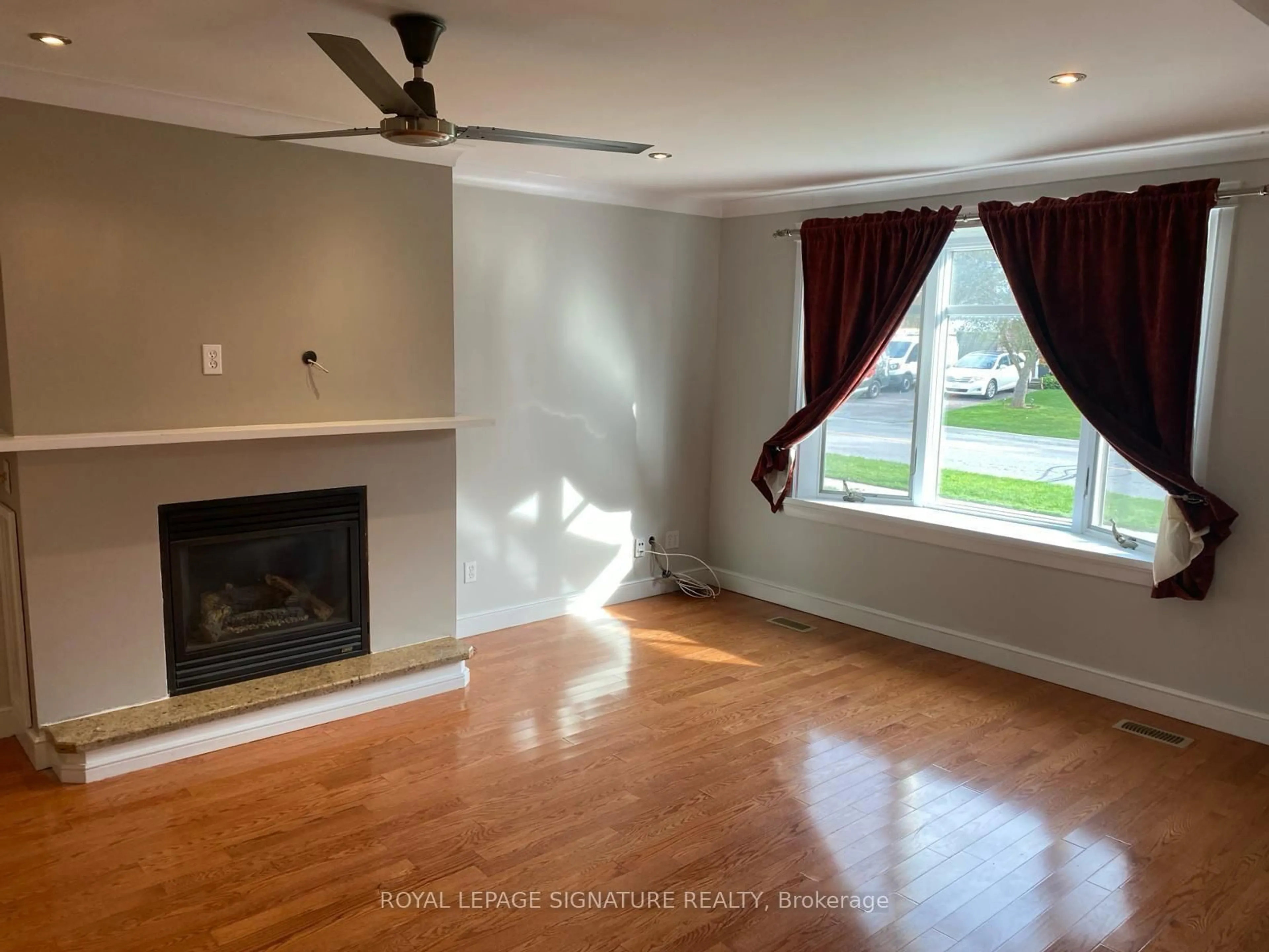Living room with furniture, unknown for 459 Dixon Blvd, Newmarket Ontario L3Y 5C9