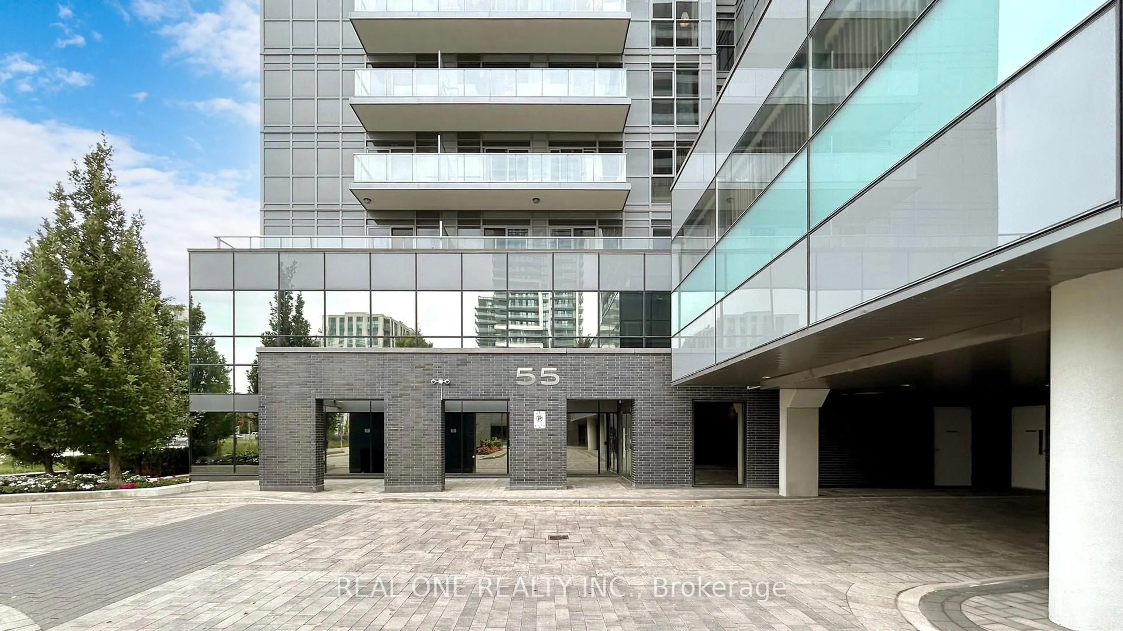 Indoor foyer for 55 Oneida Cres #LPH08, Richmond Hill Ontario L4B 0E8