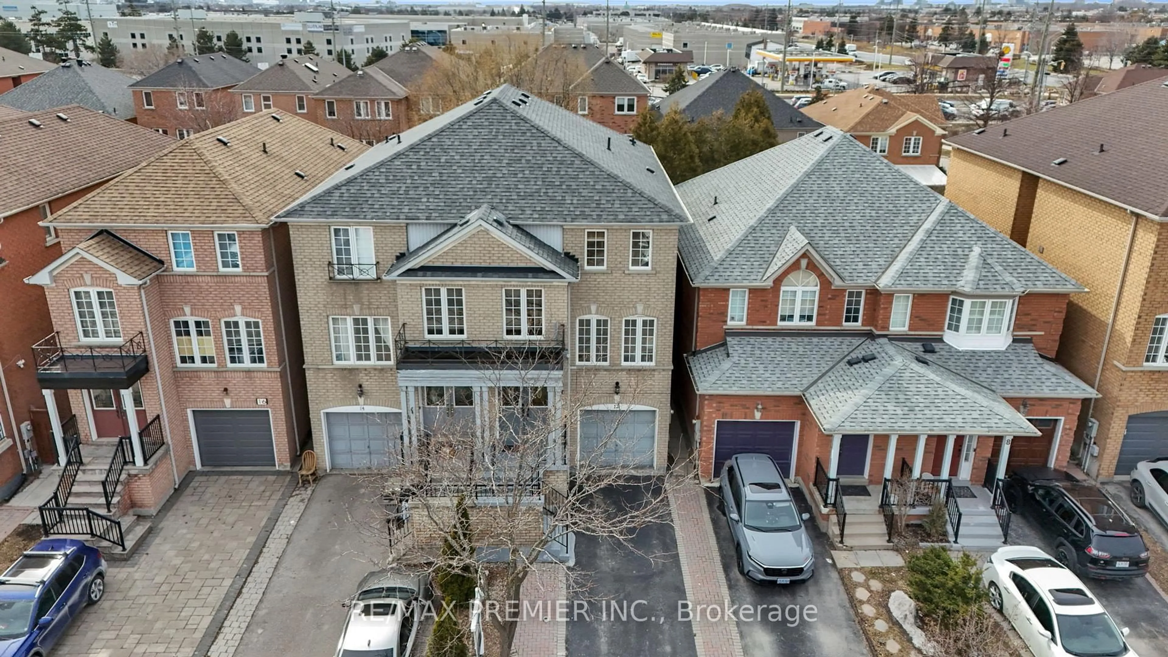 A pic from outside/outdoor area/front of a property/back of a property/a pic from drone, street for 12 Yellowood Circ, Vaughan Ontario L4J 8L9
