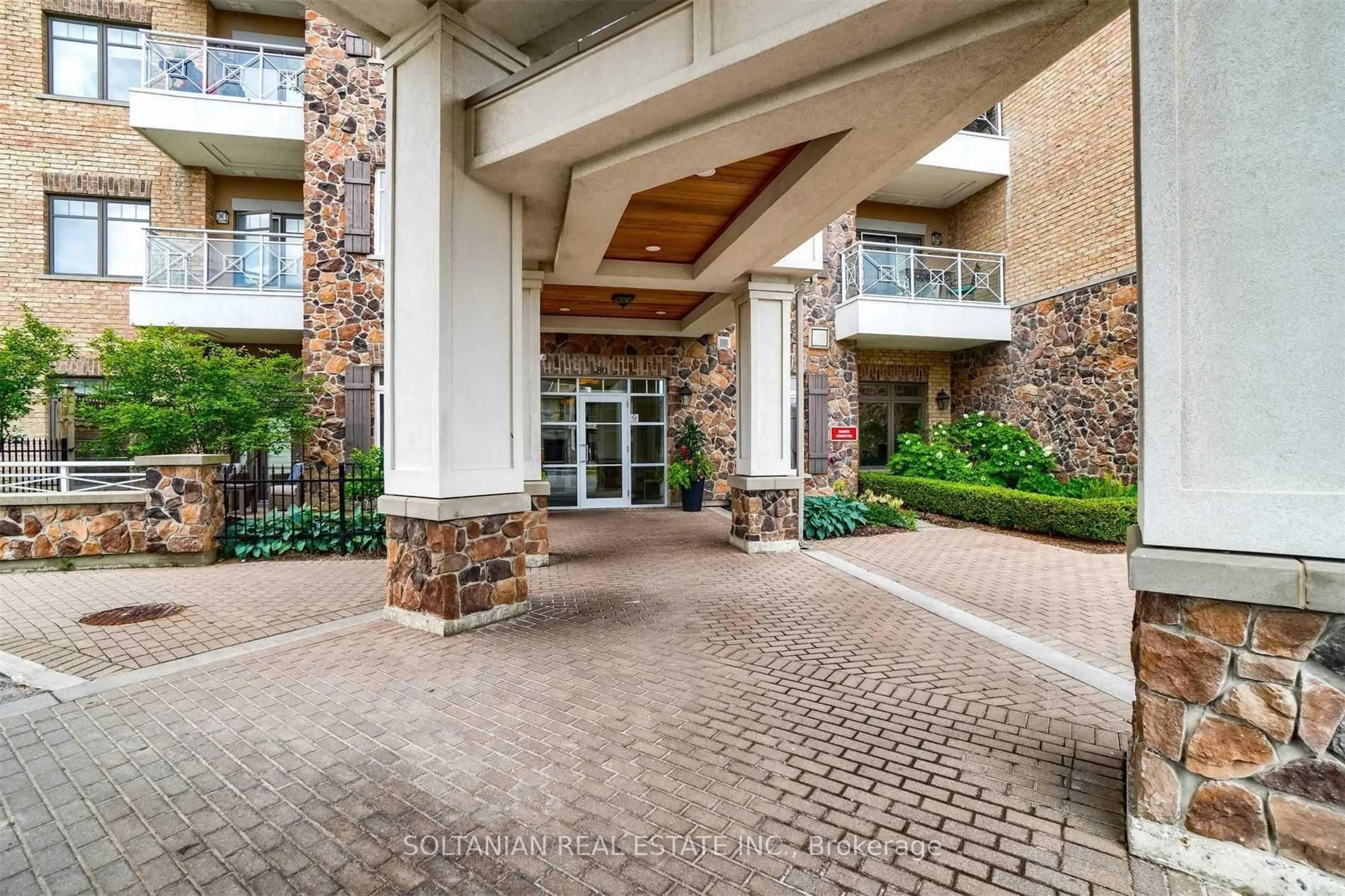 Indoor foyer for 80 Burns Blvd #425, King Ontario L7B 0B3