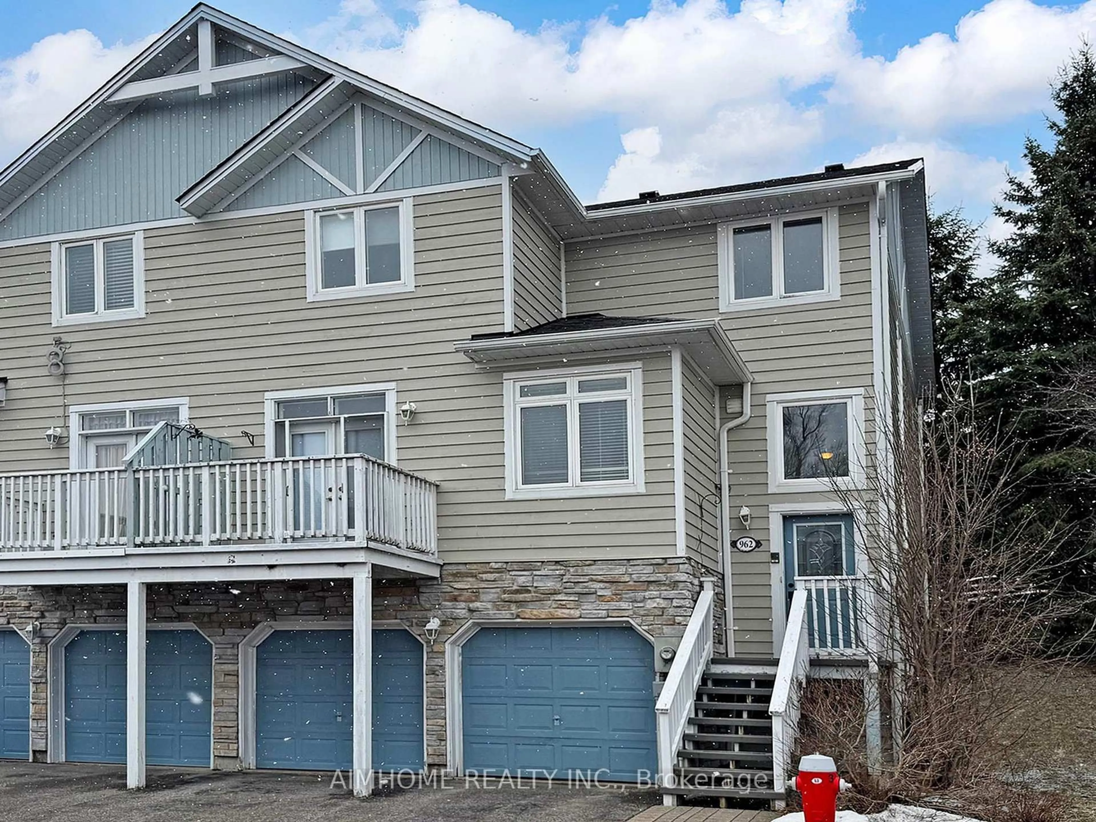 Home with vinyl exterior material, unknown for 962 On Bogart Circ, Newmarket Ontario L3Y 8T4