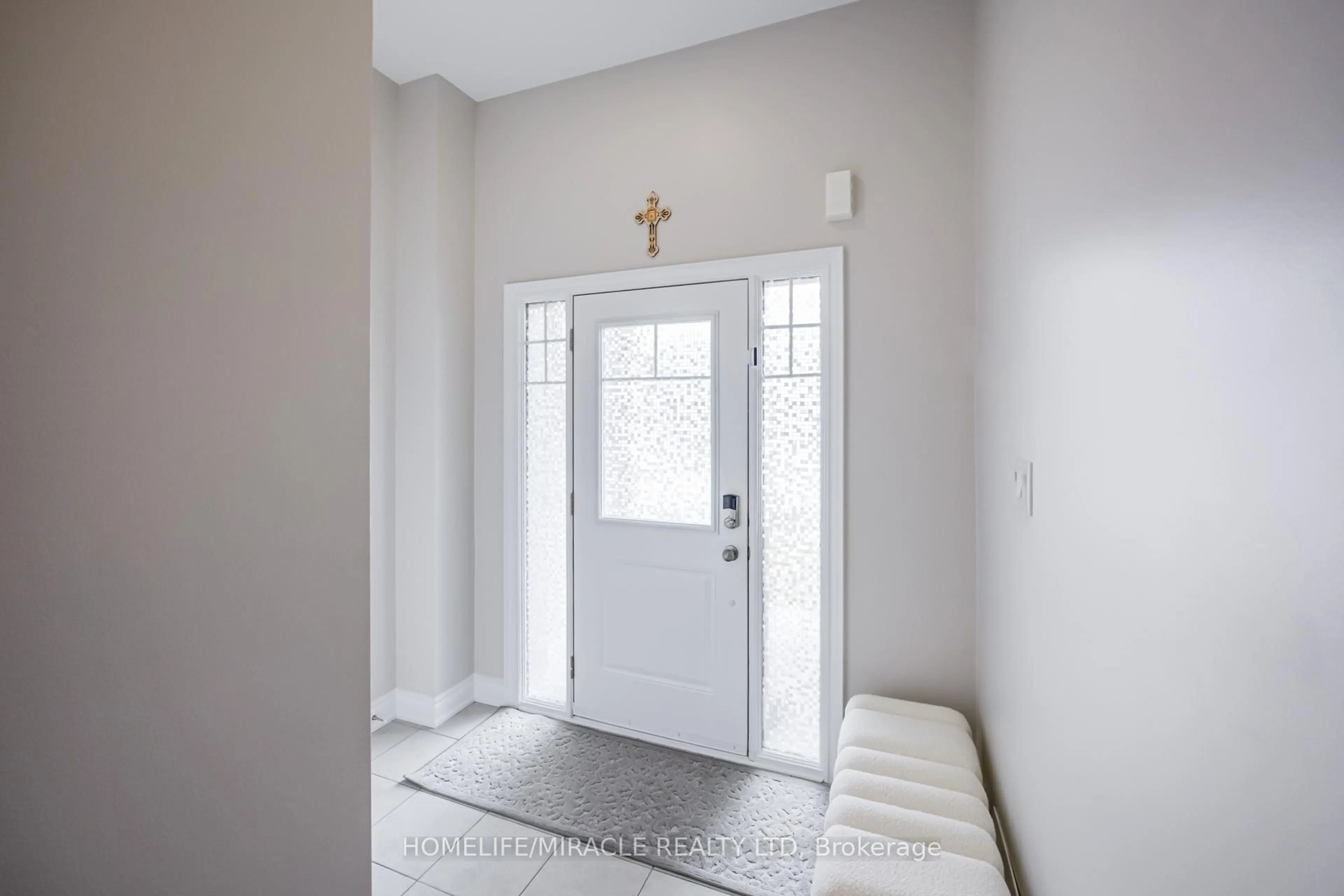 Indoor entryway for 16 Arnold Cres, New Tecumseth Ontario L6R 0T6